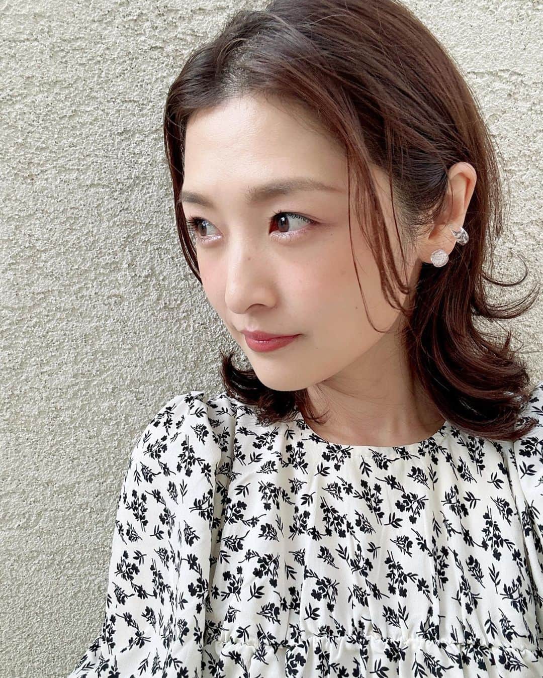 石川梨華のインスタグラム：「おめかし✨  ゴールデンウィーク最終には おめかしして家族で外食しました🩵  愛ちゃんとふくちゃんからお誕生日にプレゼントしてもらったピアスとイヤーカフ、お気に入りです🩷  ワンピースは愛ちゃんコラボ商品だよ🤍🖤  #石川梨華 #モーニング娘og #リアル梨華 #二児の母 #年子 #やんちゃボーイズ #おめかし #高橋愛コラボワンピース」