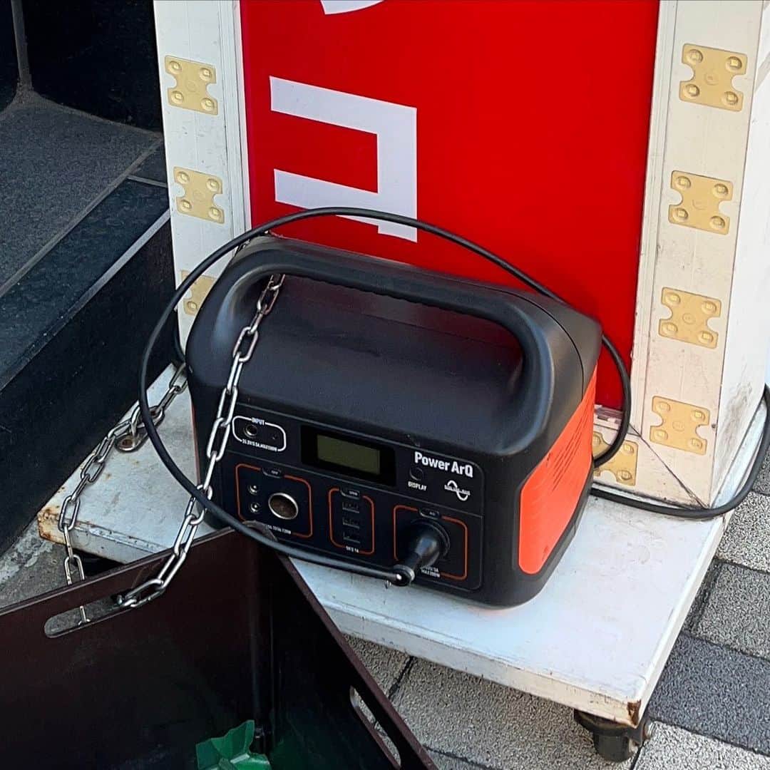高畑正幸のインスタグラム：「カラオケ店の電飾看板、電源がモバイルバッテリーになってる。なるほど、こういう使い方もある。」