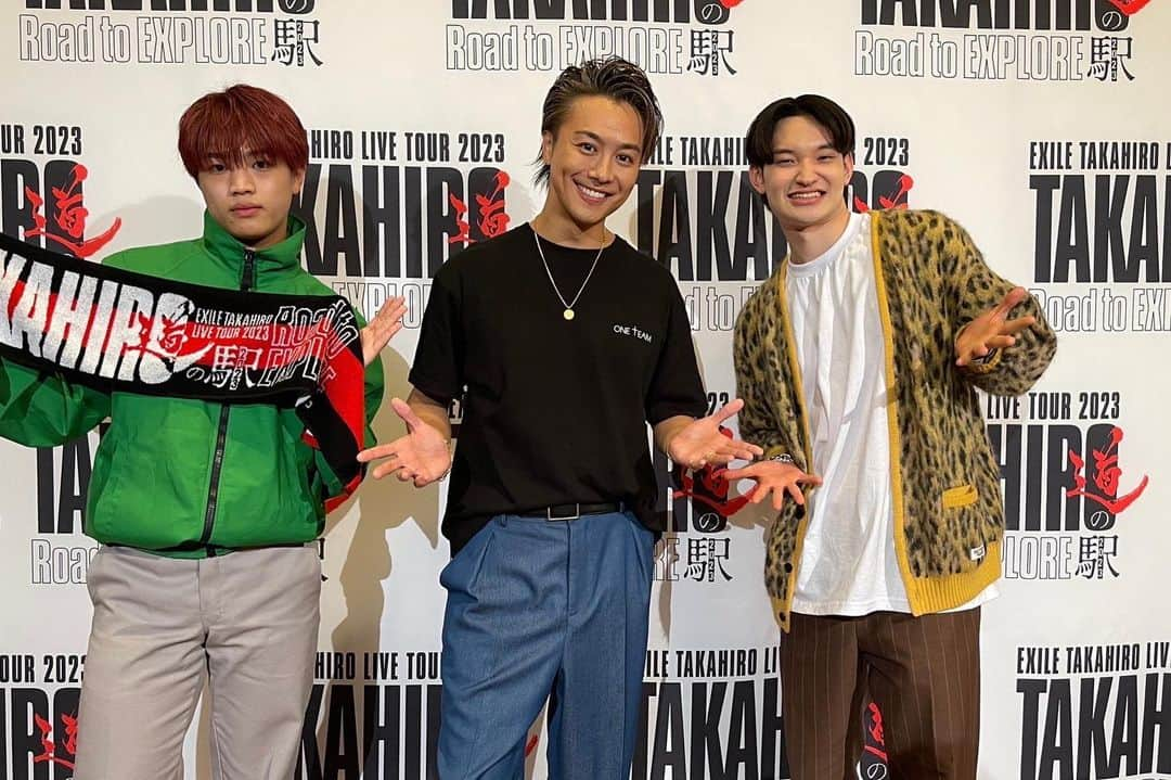 TAKAHIROさんのインスタグラム写真 - (TAKAHIROInstagram)「長崎凱旋LIVE‼︎ いやぁーーー🤩 今回はスペシャルでしたね✨  バイオリニストとして世界中でご活躍されている長崎ご在住の石川綾子さん。  約2ヶ月前、 稲佐山公園の野外ステージにて 初めてご一緒させていただき、 それはそれは素晴らしすぎて… 今回も厚かましくお願いしてみたところ、 快く引き受けてくださり、 またまた共演することが出来ました✨✨  会場にお越しの皆さんには、 あの圧倒的な音の迫力… 心の奥に突き刺さる透き通った音色… 眩しすぎるほどの美貌👸✨ 感じていただけたことでしょう。  自分も背中を押されて、 感情全てを乗せて歌うことができました。  また思い出深いステージになりました。 石川綾子さん、 本当にありがとうございました。  そして、バンドメンバー、現場スタッフ、なんなら客席から熱い視線を送る漢たちまで。 日頃、野郎ばかりのステージだからか、 鼻の下伸びすぎです。滑走路か。 漢たちを代表し、 この場を借りて、心から謝らせていただきます。 ありがとうございました。（それはお礼‼︎）  冗談はさておき、またご一緒できる日を 楽しみにしております😊✨ 本当にありがとうございました。  会場に集まってくれた皆さんも凄く温かくて… やっぱり俺は長崎が好きとさ。 いつも長崎空港から飛び立つときは、こっそり涙腺が緩むっちゃんね…（笑）  そして今回、 PSYCHIC FEVERの 渡邉廉くん、半⽥⿓⾂くんこと、 “かなブラコンビ”が 遊びに来てくれました。  6月から初めてのツアーが始まるとのことで、 気合いがみなぎっておりました🔥  スキルはもちろんのこと、 本当に心の綺麗な青年達なので、 これからが本当に楽しみです。 是非皆さん熱い応援のほど、宜しくお願いします‼︎ 最高すぎる差し入れもありがとね✨✨（笑）  #闘魂を注入してほしければ #いつでも言ってください #精一杯全力の #タイキックをフィーバーしますので #あえて大樹に #タイキックだけに #かなブラ #コンビ #可愛い #俺も能天気兄弟ほしい #名付けて #ノーブラ #コンビ #募集」5月9日 17時16分 - exiletakahiro_official