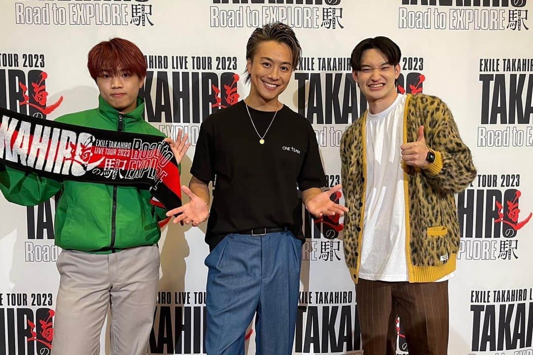 TAKAHIROさんのインスタグラム写真 - (TAKAHIROInstagram)「長崎凱旋LIVE‼︎ いやぁーーー🤩 今回はスペシャルでしたね✨  バイオリニストとして世界中でご活躍されている長崎ご在住の石川綾子さん。  約2ヶ月前、 稲佐山公園の野外ステージにて 初めてご一緒させていただき、 それはそれは素晴らしすぎて… 今回も厚かましくお願いしてみたところ、 快く引き受けてくださり、 またまた共演することが出来ました✨✨  会場にお越しの皆さんには、 あの圧倒的な音の迫力… 心の奥に突き刺さる透き通った音色… 眩しすぎるほどの美貌👸✨ 感じていただけたことでしょう。  自分も背中を押されて、 感情全てを乗せて歌うことができました。  また思い出深いステージになりました。 石川綾子さん、 本当にありがとうございました。  そして、バンドメンバー、現場スタッフ、なんなら客席から熱い視線を送る漢たちまで。 日頃、野郎ばかりのステージだからか、 鼻の下伸びすぎです。滑走路か。 漢たちを代表し、 この場を借りて、心から謝らせていただきます。 ありがとうございました。（それはお礼‼︎）  冗談はさておき、またご一緒できる日を 楽しみにしております😊✨ 本当にありがとうございました。  会場に集まってくれた皆さんも凄く温かくて… やっぱり俺は長崎が好きとさ。 いつも長崎空港から飛び立つときは、こっそり涙腺が緩むっちゃんね…（笑）  そして今回、 PSYCHIC FEVERの 渡邉廉くん、半⽥⿓⾂くんこと、 “かなブラコンビ”が 遊びに来てくれました。  6月から初めてのツアーが始まるとのことで、 気合いがみなぎっておりました🔥  スキルはもちろんのこと、 本当に心の綺麗な青年達なので、 これからが本当に楽しみです。 是非皆さん熱い応援のほど、宜しくお願いします‼︎ 最高すぎる差し入れもありがとね✨✨（笑）  #闘魂を注入してほしければ #いつでも言ってください #精一杯全力の #タイキックをフィーバーしますので #あえて大樹に #タイキックだけに #かなブラ #コンビ #可愛い #俺も能天気兄弟ほしい #名付けて #ノーブラ #コンビ #募集」5月9日 17時16分 - exiletakahiro_official