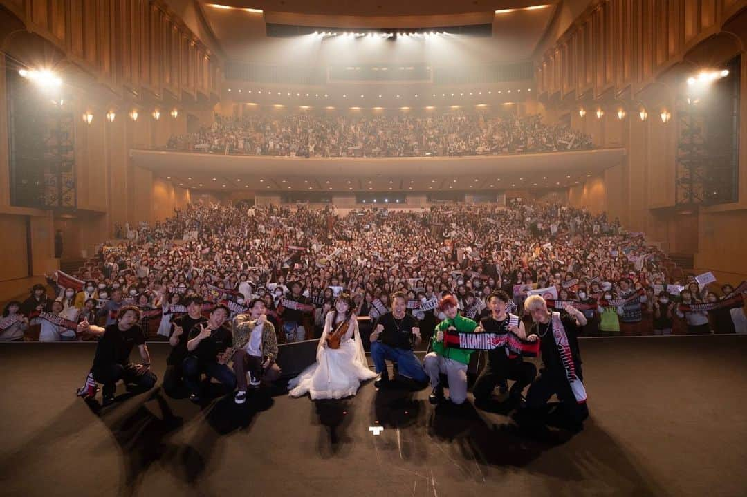 TAKAHIROのインスタグラム：「長崎凱旋LIVE‼︎ いやぁーーー🤩 今回はスペシャルでしたね✨  バイオリニストとして世界中でご活躍されている長崎ご在住の石川綾子さん。  約2ヶ月前、 稲佐山公園の野外ステージにて 初めてご一緒させていただき、 それはそれは素晴らしすぎて… 今回も厚かましくお願いしてみたところ、 快く引き受けてくださり、 またまた共演することが出来ました✨✨  会場にお越しの皆さんには、 あの圧倒的な音の迫力… 心の奥に突き刺さる透き通った音色… 眩しすぎるほどの美貌👸✨ 感じていただけたことでしょう。  自分も背中を押されて、 感情全てを乗せて歌うことができました。  また思い出深いステージになりました。 石川綾子さん、 本当にありがとうございました。  そして、バンドメンバー、現場スタッフ、なんなら客席から熱い視線を送る漢たちまで。 日頃、野郎ばかりのステージだからか、 鼻の下伸びすぎです。滑走路か。 漢たちを代表し、 この場を借りて、心から謝らせていただきます。 ありがとうございました。（それはお礼‼︎）  冗談はさておき、またご一緒できる日を 楽しみにしております😊✨ 本当にありがとうございました。  会場に集まってくれた皆さんも凄く温かくて… やっぱり俺は長崎が好きとさ。 いつも長崎空港から飛び立つときは、こっそり涙腺が緩むっちゃんね…（笑）  そして今回、 PSYCHIC FEVERの 渡邉廉くん、半⽥⿓⾂くんこと、 “かなブラコンビ”が 遊びに来てくれました。  6月から初めてのツアーが始まるとのことで、 気合いがみなぎっておりました🔥  スキルはもちろんのこと、 本当に心の綺麗な青年達なので、 これからが本当に楽しみです。 是非皆さん熱い応援のほど、宜しくお願いします‼︎ 最高すぎる差し入れもありがとね✨✨（笑）  #闘魂を注入してほしければ #いつでも言ってください #精一杯全力の #タイキックをフィーバーしますので #あえて大樹に #タイキックだけに #かなブラ #コンビ #可愛い #俺も能天気兄弟ほしい #名付けて #ノーブラ #コンビ #募集」