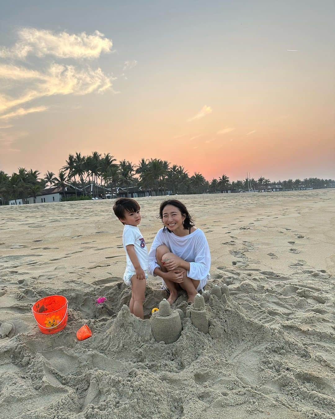 永田杏奈さんのインスタグラム写真 - (永田杏奈Instagram)「GWはベトナムのダナンとホイアンへ🇻🇳 夕暮れのピンクの空がとっても綺麗。 砂遊びが大好きな息子は波が怖くてまだまだ抱っこBoy🧒🏻  #ベトナム旅行  #ホイアン旅行  #2歳2ヶ月」5月9日 17時10分 - annanagata