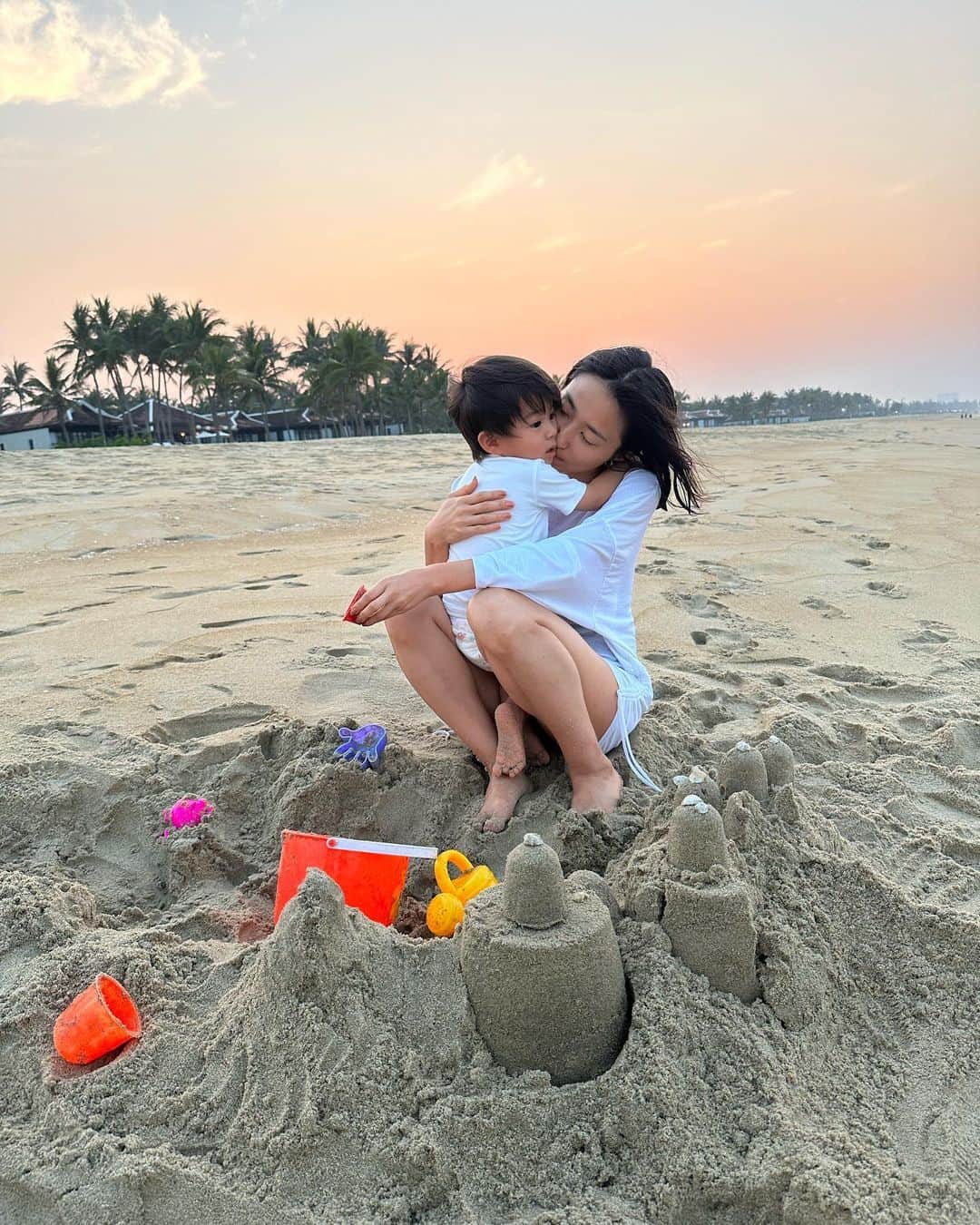 永田杏奈さんのインスタグラム写真 - (永田杏奈Instagram)「GWはベトナムのダナンとホイアンへ🇻🇳 夕暮れのピンクの空がとっても綺麗。 砂遊びが大好きな息子は波が怖くてまだまだ抱っこBoy🧒🏻  #ベトナム旅行  #ホイアン旅行  #2歳2ヶ月」5月9日 17時10分 - annanagata