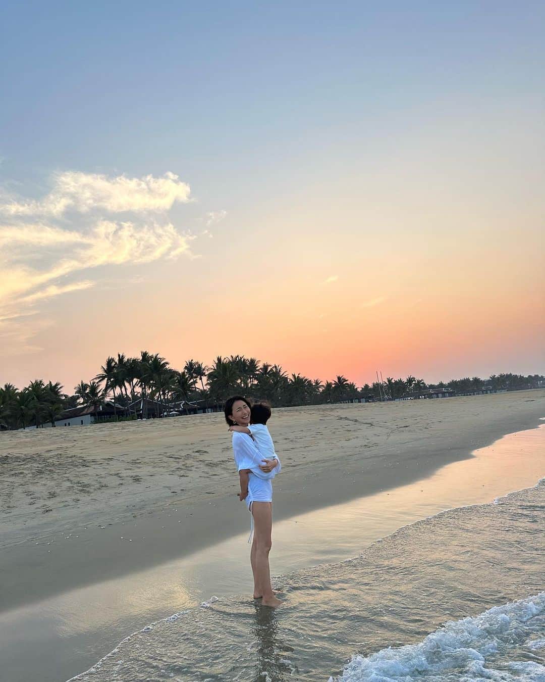 永田杏奈さんのインスタグラム写真 - (永田杏奈Instagram)「GWはベトナムのダナンとホイアンへ🇻🇳 夕暮れのピンクの空がとっても綺麗。 砂遊びが大好きな息子は波が怖くてまだまだ抱っこBoy🧒🏻  #ベトナム旅行  #ホイアン旅行  #2歳2ヶ月」5月9日 17時10分 - annanagata