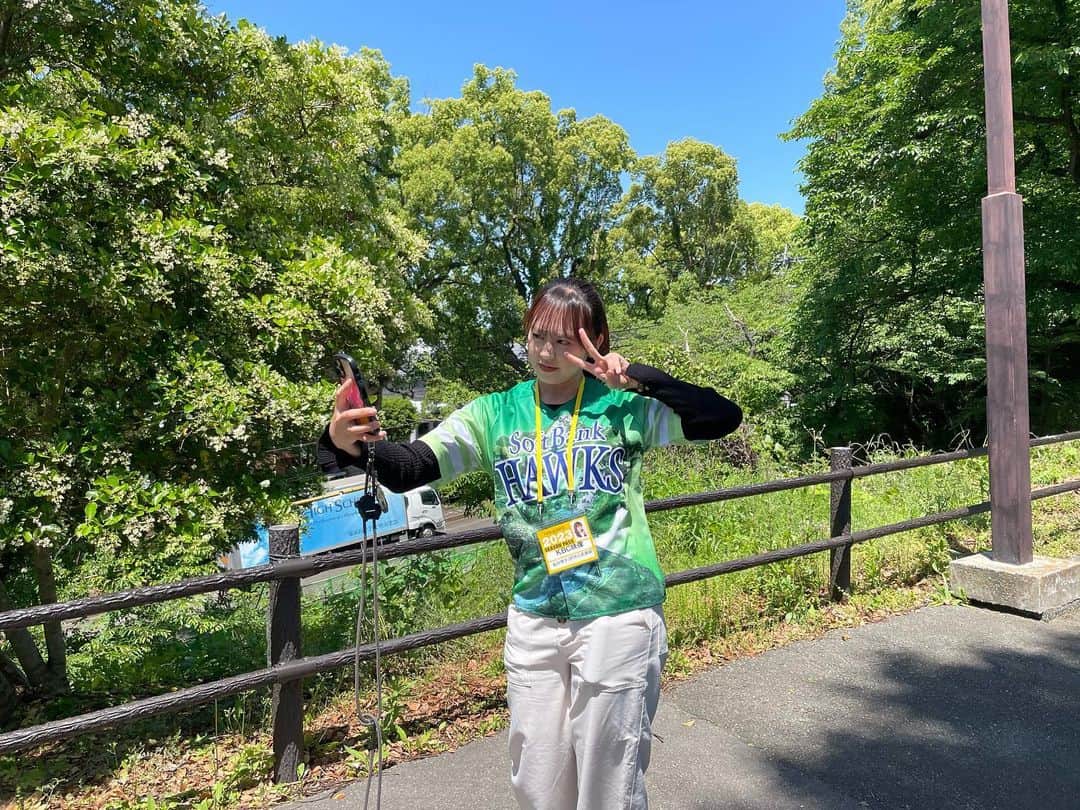 黒瀬純のインスタグラム：「本日は鷹のミカタで熊本へ ファイト九州のユニフォーム着てロケやってます！ 自撮りで頑張るりこぴ #鷹のミカタ」