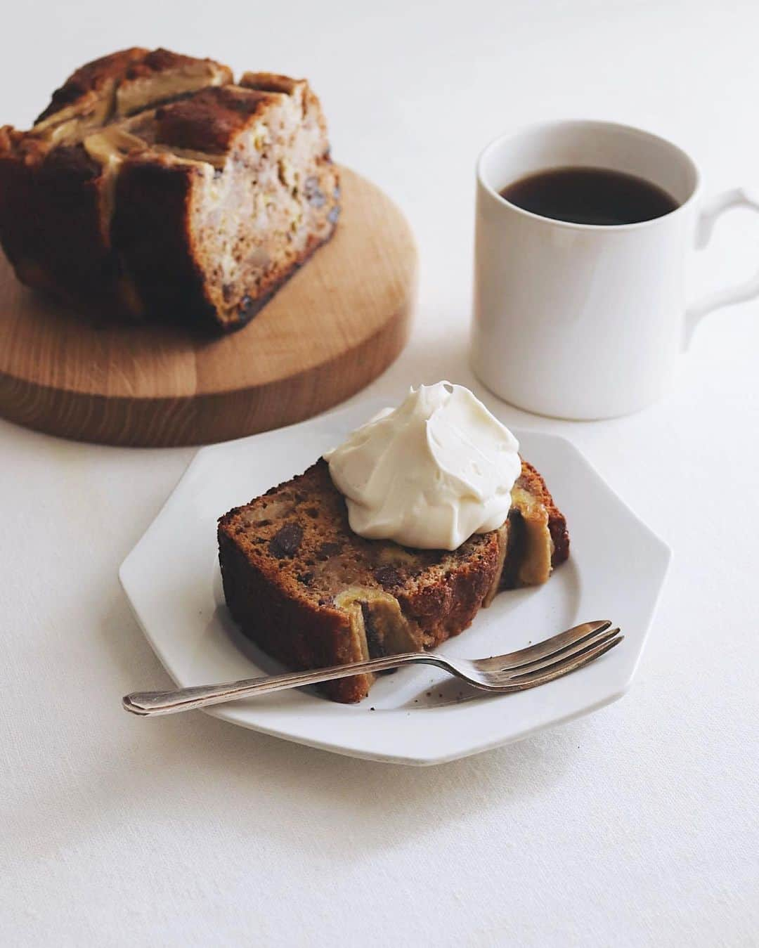 樋口正樹さんのインスタグラム写真 - (樋口正樹Instagram)「banana bread 🍌☕️ . おやつにバナナブレッド。 昨日作って丸一日寝かし、 切り分けて、トーストし、 ホイップを添えたひと皿😋 . . . #バナナブレッド #手作りおやつ #おやつの時間 #ホイップ添え #コーヒーに合う #bananabread」5月9日 15時44分 - higuccini