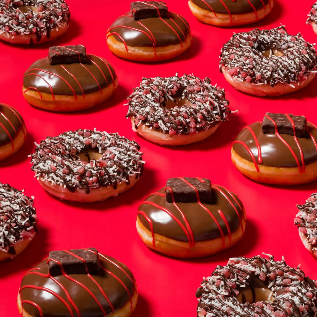 7-Eleven Australiaさんのインスタグラム写真 - (7-Eleven AustraliaInstagram)「Doughnuts for daysssss 🤤 Enjoy the taste of dark chocolate, juicy cherries and coconut with these two NEW✨ doughnuts. @krispykremeaustralia @cadburyaust」5月9日 16時00分 - 7elevenaus