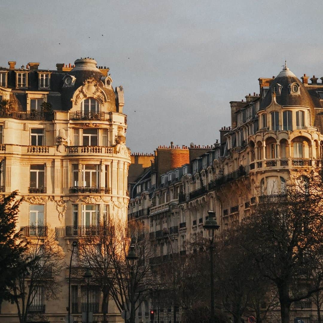 ドーメルさんのインスタグラム写真 - (ドーメルInstagram)「There's something magical about Paris , especially when the sun drops its rays. The city has always been an inspiration for new Dormeuil creations.  #dormeuil #luxurytailoring #tailormade #luxuryfabrics #bespoketailoring #luxurynaturalfibers #ethicalcloth #sustainablefashion #sustainableluxury #1842paris」5月9日 16時00分 - dormeuil1842