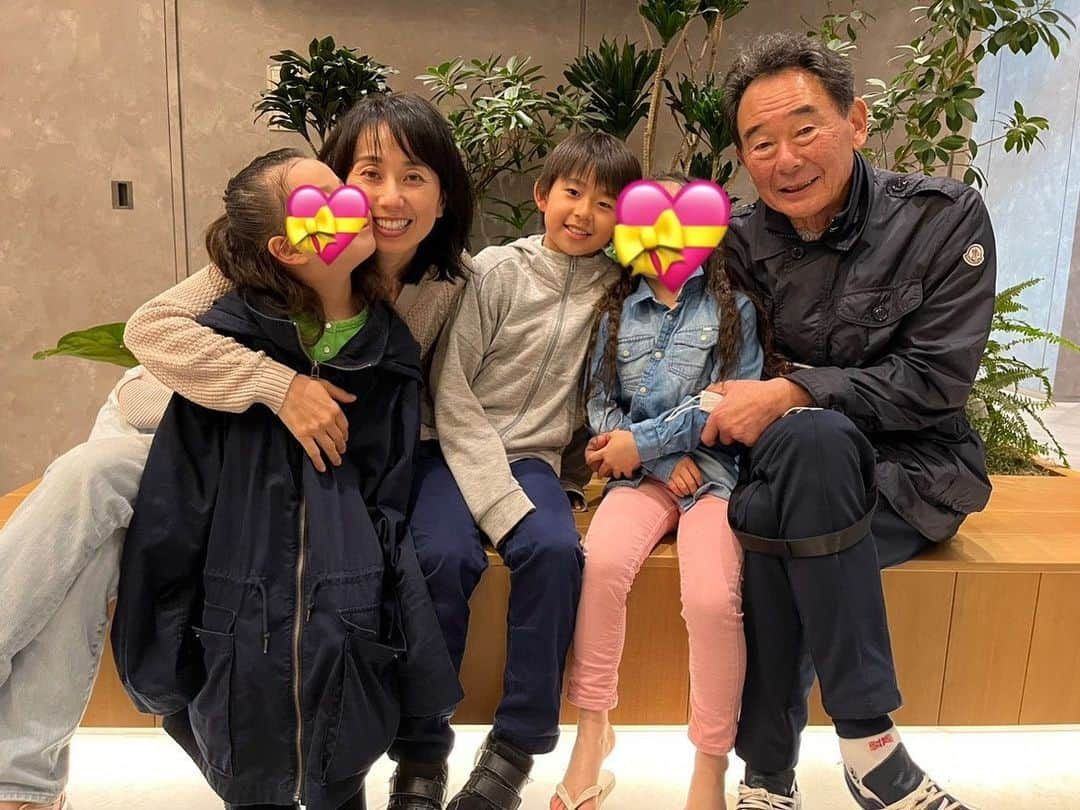 東尾理子さんのインスタグラム写真 - (東尾理子Instagram)「親子3代  #じぃじ #子育て #3人兄妹」5月9日 16時01分 - rikohigashio