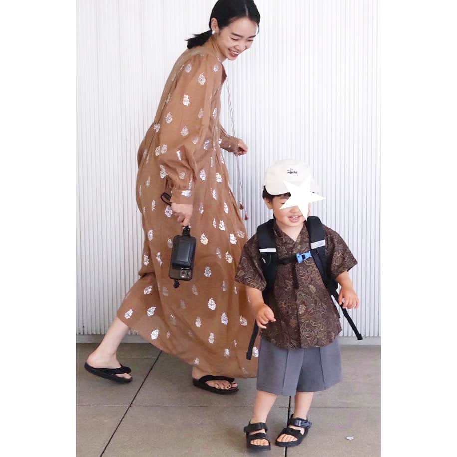のインスタグラム：「. 『息子とnew item』  私はワンピース♡ 息子はシャツ♡  👩🏻📝 onepiece： @pasand_by_nequittezpas #nequittezpas sandal： @naito_jojo #jojo  👦🏻📝 shirt： @littleweekend_official #littleweekend bottoms： @coca_kids_official #coca bag： @thenorthfacejp #thenorthface sandal： @breeze__official #breeze  息子初めての、ペイズリーの渋シャツ😎✨ なかなか良きです♡♡  本当はグレーのテロテロアラジンパンツを合わせてたんだけど。 ウエストゴムがキツかったようで急遽お着替え！ 子供のパンツ・・・ 意外とキツイものが多くて困る💧 ボタンとかで調節出来ると良いんだけどな〜🤔  #model #satorujapan #akemigondo #モデル #サトルジャパン #権藤朱実 →@satorujapan_official →@akemigondo ☑︎プロフィールのリンクにて、写真公開中☆ ☑︎リールにて、息子のあれこれ公開中☆」