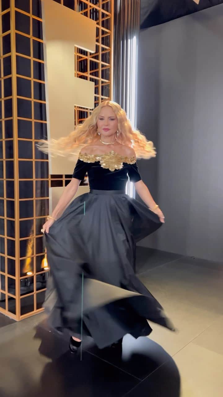 レイチェル・ゾーのインスタグラム：「A week ago today on the first Monday of May, I had the most fun talking #METgala style on @enews #fashion  dress from my archive : Vintage @chanelofficial  Jewelry: @maisonmerenor glam @emmawillishmu」