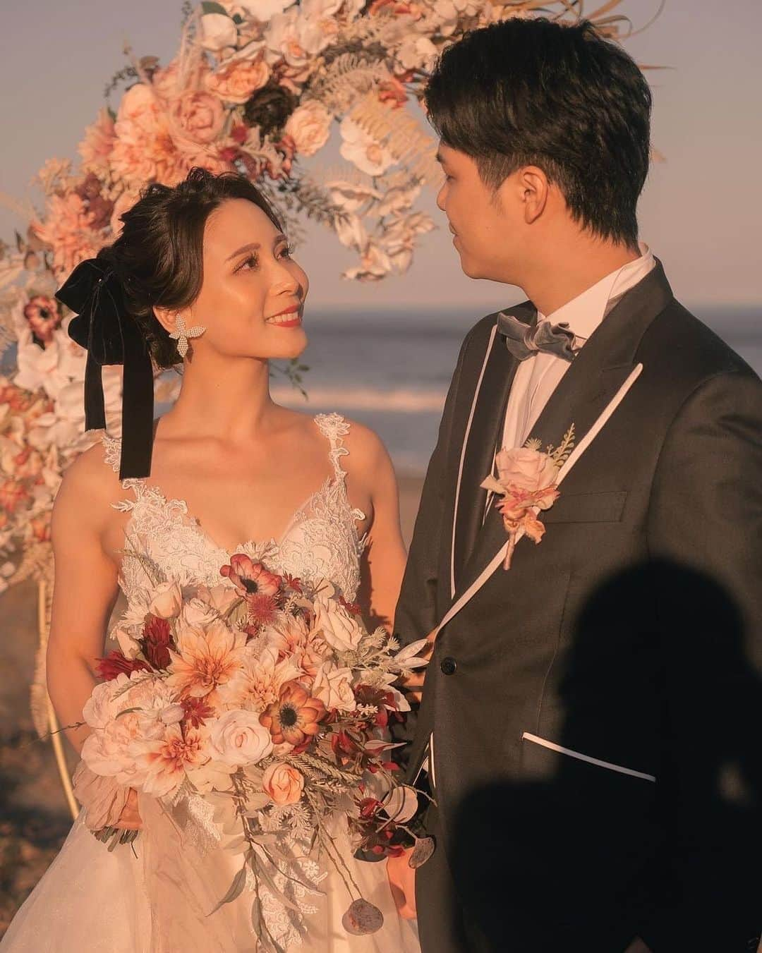 プレ花嫁の結婚式準備サイト farny 【ファーニー】さんのインスタグラム写真 - (プレ花嫁の結婚式準備サイト farny 【ファーニー】Instagram)「@farny_weddingをフォローして #プラコレ #美花嫁図鑑 を付けて投稿してください⡱ . ‥‥‥‥‥‥‥‥‥‥‥‥‥‥ Today's wedding photo from... @aya_wd_614 さん⚐* . お花に囲まれたビーチでの前撮りの様子💐  シンプルになりがちなビーチでの前撮りですが、 アーチやブーケがあることでパッと華やかになりますよね💗  統一感のあるお花がおしゃれです🤍 . ‥‥‥‥‥‥‥‥‥‥‥‥‥‥ . \\花嫁ライター募集中// @farny_wedding のDMに ”farny花嫁ライター希望”とお送りください✈︎✉︎ . \\花嫁アプリ // プロのアドバイザーに結婚式の相談を何度でも ウェディングドレスの記事や、 自分のウェディングレポを残せちゃう♡” . >>>TOPのURLからcheck ⋈ @placole_dressy >>>結婚のご相談は プラコレウェディングアドバイザーへ♡ @wedding_adviser >>>ウェディングレポを残したいなら、 farny by プラコレをcheck ✎ @farny_wedding >>>ウェディングアイデア＆DIYは ドレシーアイデアcheck ❁ @dressy_idea >>>素敵なドレスに出会いたい花嫁さま♡ @dressyonline_をcheck >>>お洒落で可愛いパパママ婚やフォトは @dressy.baby をcheck ∴ >>>鎌倉にOPEN”お花とドレスと紅茶のカフェ” @dressyroom_teaをcheck𓌉𓇋 . ‥‥‥‥‥‥‥‥‥‥‥‥‥‥ #プレ花嫁 #卒花嫁 #結婚準備 #結婚式 #結婚式場 #当日レポ #撮影指示書 #weddingtbt #weddingdress #ウェディングドレス #ウェディングフォト #ブライダルフェア #farnyレポ #美花嫁図鑑 #2023秋婚 #2023冬婚 #2023春婚 #2023夏婚 #mydress #동행플래너 #大人可愛い #撮影構図 #ブーケ　#花嫁コーディネート」5月9日 16時12分 - farny_wedding