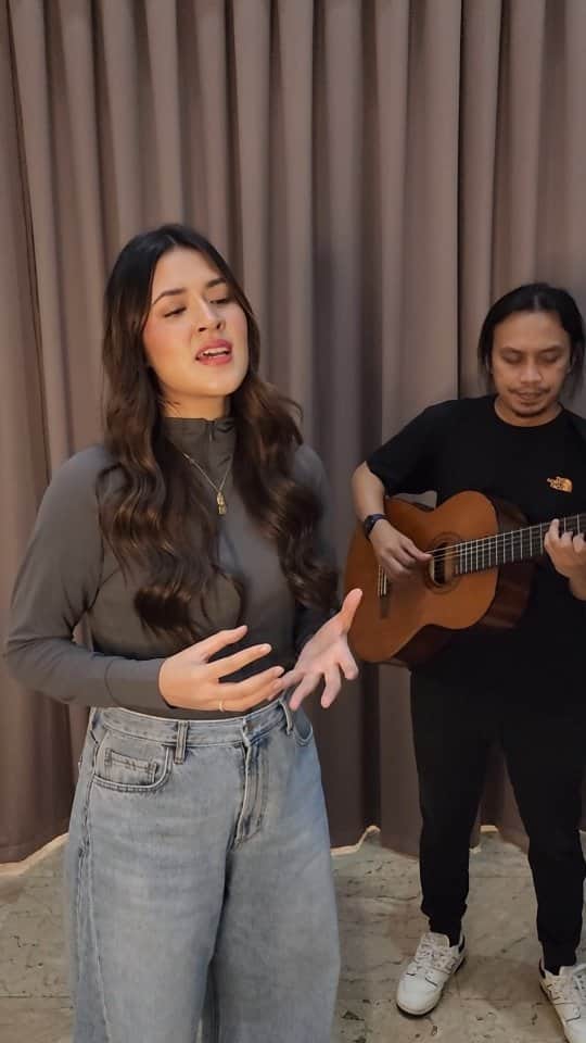 のインスタグラム：「Sedikit potongan clip dari “Nyaman Tak Cukup” acoustic session. Nonton versi fullnya di TikTok aku dan streams versi originalnya di DSP favorit kamu ya… Kira-kira pengen denger versi apa lagi nih?」