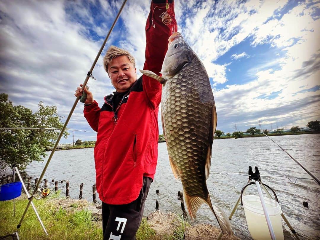 諸星伸一のインスタグラム：「永遠に生きるつもりで夢を抱け  今日死ぬつもりで生きろ  ※画像は関係ありません  #lamborghini #ランボルギーニ #morohoshi #諸星伸一 #fightingstar #ファイティングスター #fsbk #世界最強モロックマ #世界最強諸星一家 #諸星一家 #powercraft  #lexani #lexanijapan #rockford #tokyo #japan  とにかく空が綺麗だった☁️☀️  福いちってところがここから近かったのでご飯食べた🍚」