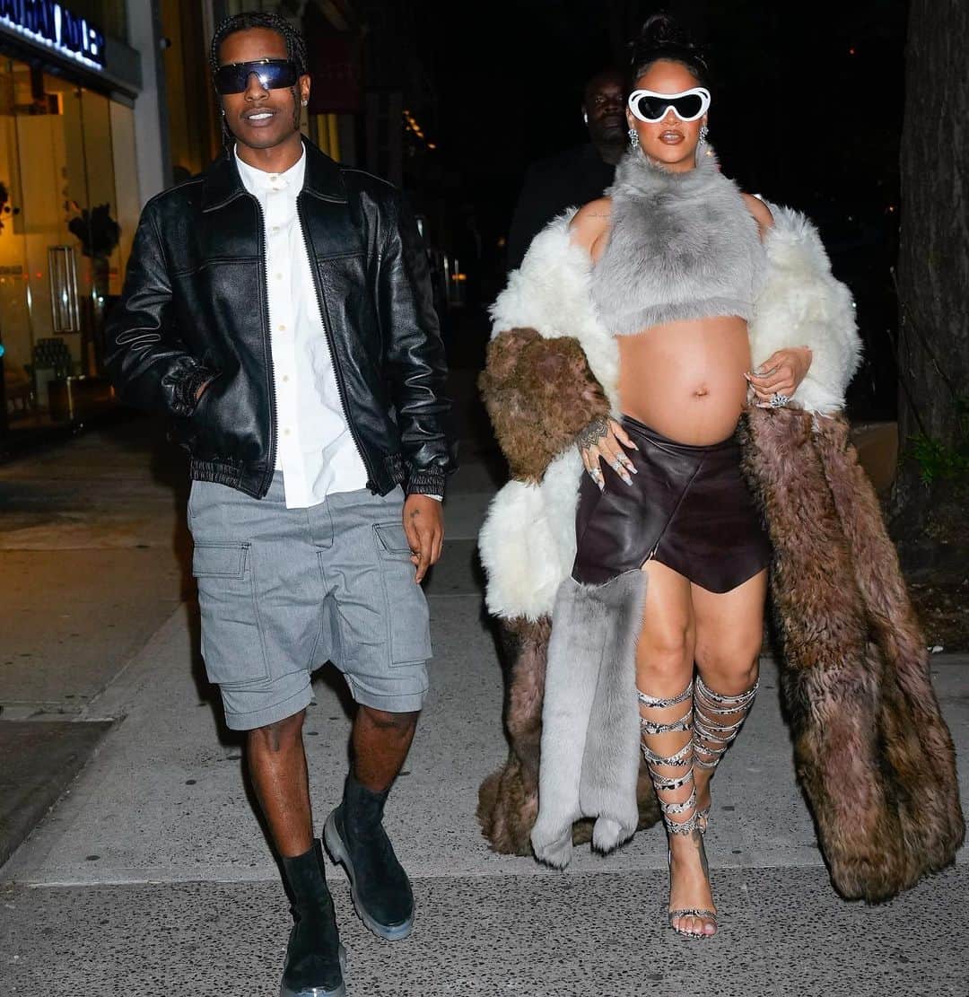 のインスタグラム：「Rihanna i ASAP Rocky korzystają z ostatnich chwil przed narodzinami ich drugiego dziecka. Odważne stylizacje, które wybiera Barbadoska potrafią budzić kontrowersje, są one jednak totalną rewolucją w modzie ciążowej. @badgalriri nie boi się pokazywać krągłości, podkreślających dumę jaką odczuwa w nowej roli.   Możemy spodziewać się, że lada moment ich rodzina się powiększy. 👶🏼  #rihanna」