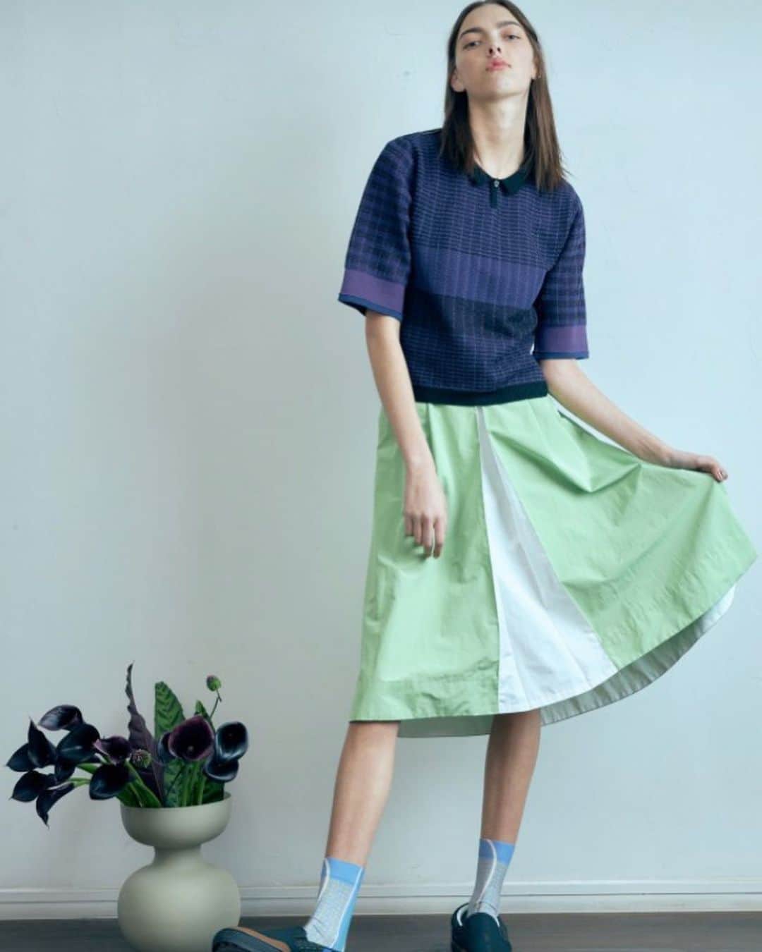 ネイビー ウォのインスタグラム：「夏色に。  summer color skirt.  #fashion #brand #服#日本ブランド#navywo #高島屋新宿店#高島屋名古屋 井筒屋#自由が丘 @navy.wo__shinjuku  @navywo_nagoya  @navy.wo_kokura」
