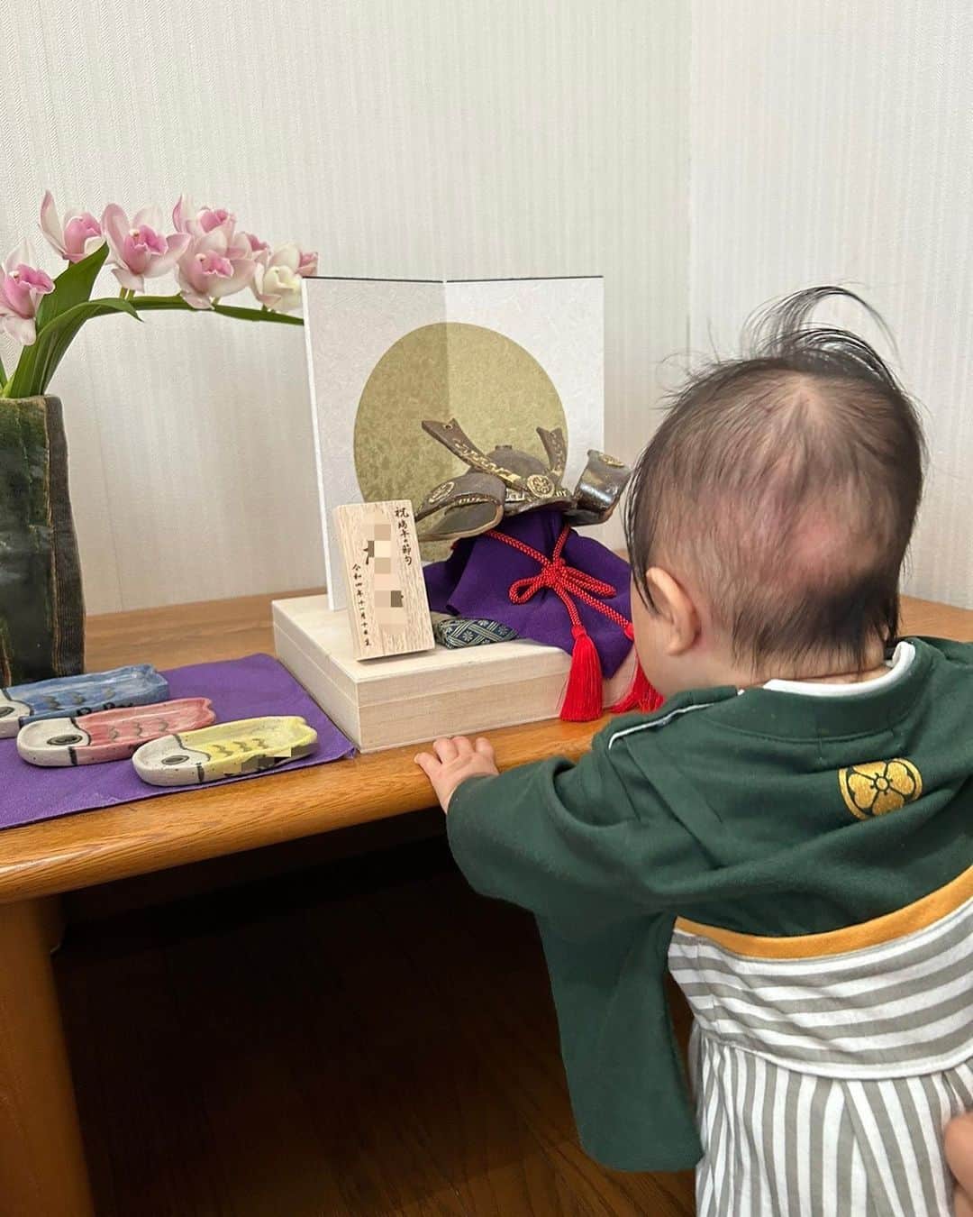 森川真帆のインスタグラム：「初節句🎏  男の子が生まれるとわかったときから母が陶芸で兜とこいのぼりのお皿を作ってくれていてプレゼントしてくれた❤︎ 毎年出しやすいコンパクトさ、何より世界に一つでお気に入り！ 愛だねぇ  #生後5ヶ月#こどもの日#初節句」