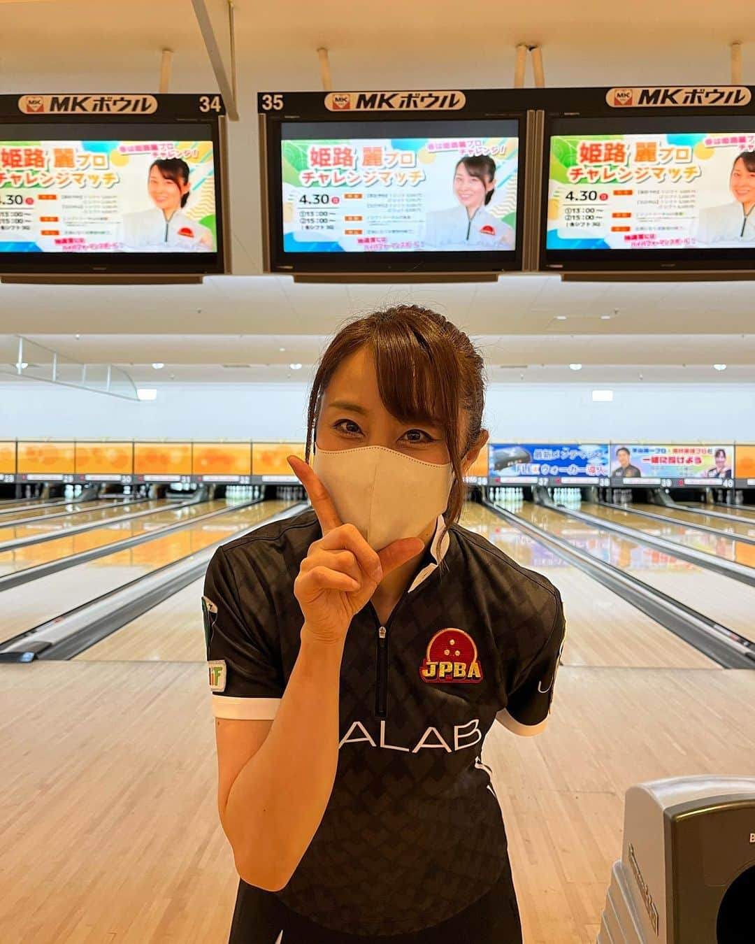 姫路麗さんのインスタグラム写真 - (姫路麗Instagram)「GWはいかがお過ごしでしたか？ 私にとってのゴールデンボウリングウィーク中、お仕事の方にチャレンジマッチの雰囲気をお届けしたくて、ストーリーを連投していました♪  4/29(土)神戸六甲ボウルさん 4/30(日)MKボウル上賀茂さん 5/3(水)HOSボウリングスペースhitさん 5/4(木)ボウルアロー松原店＆八尾店さん 5/5(金)なわてボウルさん 5/6(土)E-bowlトマト西宮さん 5/7(日)MEIHO BOWLさん 5/8(月)泉大津＆関大前フタバボウルさん  お付き合いいただいた皆様、ありがとうございました！！  #ゴールデンウィーク #gw #ボウリング #プロボウラー #pro #チャレンジマッチ #ストーリー #ストーリーズ #連投 #インスタグラム」5月9日 16時31分 - himejiurara