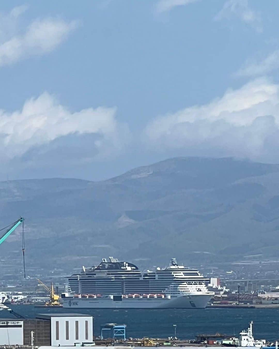キャシー中島さんのインスタグラム写真 - (キャシー中島Instagram)「*  元町函館公会堂に来ました。 公会堂がある公園の階段を上がると、函館の海が見えます。 ベリッシマがどこに停泊してるかわかりますか？  ここでーーーす！  こんなに遠くから見ても大きな船です。 函館港にこんなに大きな船が停泊するのは初めてだそうです。 テレビ局や新聞社が取材に来ていたようですよ❗️  ここ元町には歴史的な洋館がいくつも立っています。 ここは昔、イギリス領事館だったそうです。  階段でひと遊び、 手乗りキャシーです。  函館公会堂の建物も素敵❤️  ちょっとモデルさん気分でパチリ！  サングラス老夫婦🕶 一緒にいると楽しいの‼️ でも時々勝野パパは不機嫌になります。 そんなこと気にしない❗️ だって私すごく楽しいのですもの‼️‼️‼️  2人で作るハート♥️ すぐ機嫌が治る勝野パパ。 実はわたしの方が怒ると長ーーーい💢のです。 だから怒らない‼️ だって怒りながら過ごしても1日、笑って過ごしても1日です。 だから、笑っちゃう❣️ このハートいい感じでしょ💕💕  この写真を撮ったすぐそばにあるソーセージ屋さんにきました。 ドイツの方が🇩🇪始めたお店だそうです。 美味しいと評判のお店です。 ソーセージ好きのリコパパに送りました。  さてさて次は神社です。」5月9日 16時49分 - official_kathynakajima