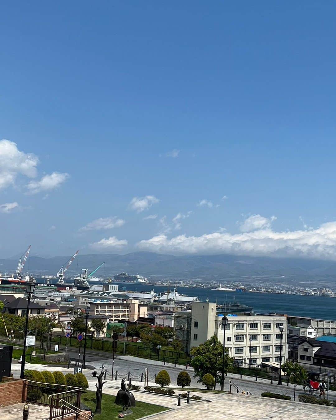キャシー中島さんのインスタグラム写真 - (キャシー中島Instagram)「*  元町函館公会堂に来ました。 公会堂がある公園の階段を上がると、函館の海が見えます。 ベリッシマがどこに停泊してるかわかりますか？  ここでーーーす！  こんなに遠くから見ても大きな船です。 函館港にこんなに大きな船が停泊するのは初めてだそうです。 テレビ局や新聞社が取材に来ていたようですよ❗️  ここ元町には歴史的な洋館がいくつも立っています。 ここは昔、イギリス領事館だったそうです。  階段でひと遊び、 手乗りキャシーです。  函館公会堂の建物も素敵❤️  ちょっとモデルさん気分でパチリ！  サングラス老夫婦🕶 一緒にいると楽しいの‼️ でも時々勝野パパは不機嫌になります。 そんなこと気にしない❗️ だって私すごく楽しいのですもの‼️‼️‼️  2人で作るハート♥️ すぐ機嫌が治る勝野パパ。 実はわたしの方が怒ると長ーーーい💢のです。 だから怒らない‼️ だって怒りながら過ごしても1日、笑って過ごしても1日です。 だから、笑っちゃう❣️ このハートいい感じでしょ💕💕  この写真を撮ったすぐそばにあるソーセージ屋さんにきました。 ドイツの方が🇩🇪始めたお店だそうです。 美味しいと評判のお店です。 ソーセージ好きのリコパパに送りました。  さてさて次は神社です。」5月9日 16時49分 - official_kathynakajima