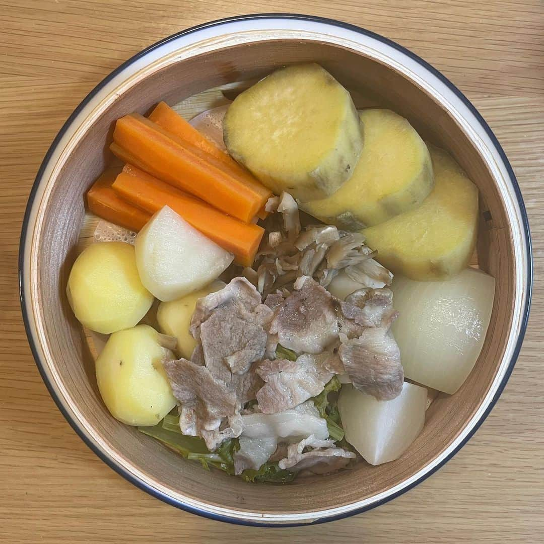 関口舞さんのインスタグラム写真 - (関口舞Instagram)「. 楽天マラソンで購入したせいろ蒸し器🥣 1人目よりもつわりが早く終わったからか食欲が… どれくらいすごいかというとお昼ご飯食べた後に おやつで坦々麺食べちゃうくらいです😌笑 ⁡ これはやばい！と思い、夫と一緒にヘルシーご飯 生活に少しだけ変えてみることに！ せいろ蒸しのいいところは ・野菜がたくさん取れる ・余分な油が落ちる ・1歳半の子供も一緒に食べれるので時短 ⁡ 子供のご飯作って大人のご飯作るのは面倒なので せいろ蒸し器買って正解でした〜♡ 初日はポン酢とお塩だけで食べてたけど 今度はタレも作ってみようかな？あとは蒸しパンも いつか…いつか子供に作ってあげよう👩🏻‍🍳 ⁡  ⁡ ⁡ ⁡ ⁡ ⁡ ⁡ ⁡ ⁡ ⁡ ⁡ ⁡ #妊婦ごはん #マタニティライフ #妊娠6ヶ月」5月9日 20時50分 - maai0427