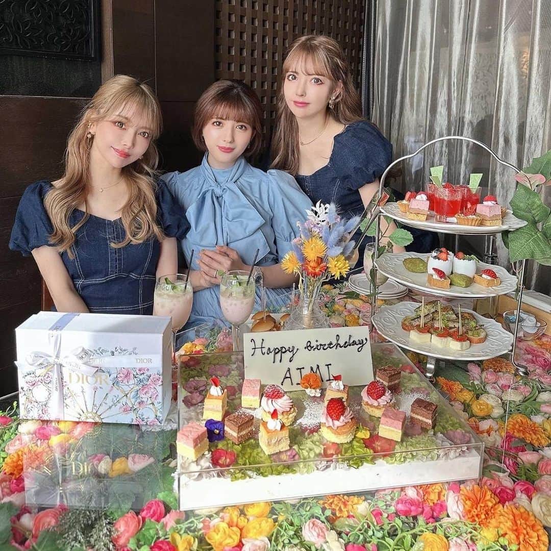 吉川ちえのインスタグラム：「【💐✴︎🌸✴︎💐💐✴︎🌸⠀】 . あいみさんの誕生日お祝い🎂💓を 渋谷にあるレギャントーキョーで お祝い出来て良かった㊗️🎉 . お花いっぱいのテーブルと可愛い アフタヌーンティーに囲まれたよ🙋‍♀️🩷 あいみさんと久しぶりに会えたけど やっぱり素敵だなぁ✨🥺って思える所 たくさんでした🥰🤲💕 . 皆しかもたまたまブルーの服で 嬉しかった🥹💓 . #レギャン東京 #レギャントーキョー  #アフタヌーンティー #誕生日会」