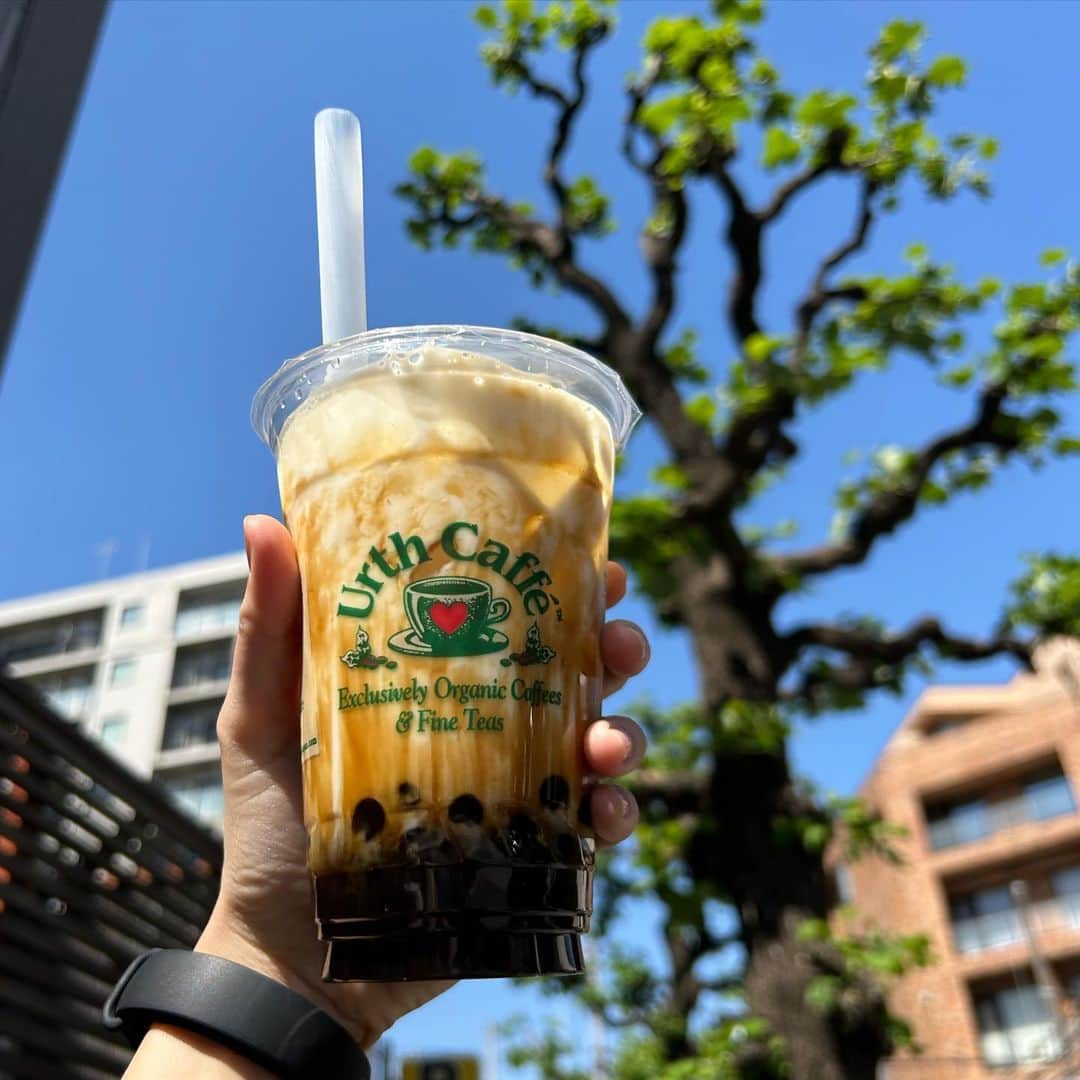 リチさんのインスタグラム写真 - (リチInstagram)「天気がいい日にタピオカ飲んだ🧋✌️  かわいいピンクの壁で撮ったのに クロちゃんを境に白くなってて笑う😇  何枚も自撮りしてるとき途中タピオカを歯に挟んで、「前歯が1本黒くなったしん！」って楽しそうにケラケラ笑ってらした。まじ平和。  #代官山 #代官山カフェ #UrthCaffe #タピオカ #クロちゃん」5月9日 16時46分 - richi_bousho