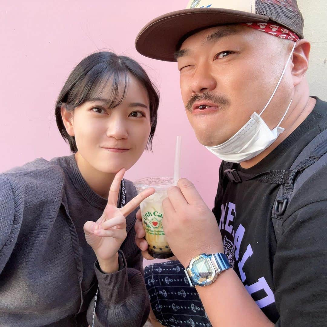 リチさんのインスタグラム写真 - (リチInstagram)「天気がいい日にタピオカ飲んだ🧋✌️  かわいいピンクの壁で撮ったのに クロちゃんを境に白くなってて笑う😇  何枚も自撮りしてるとき途中タピオカを歯に挟んで、「前歯が1本黒くなったしん！」って楽しそうにケラケラ笑ってらした。まじ平和。  #代官山 #代官山カフェ #UrthCaffe #タピオカ #クロちゃん」5月9日 16時46分 - richi_bousho