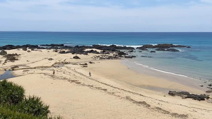 IMALUのインスタグラム：「私の今年の海開きは #手広海岸 でした〜。  私と幼馴染パパ👯‍♀️  #奄美大島」