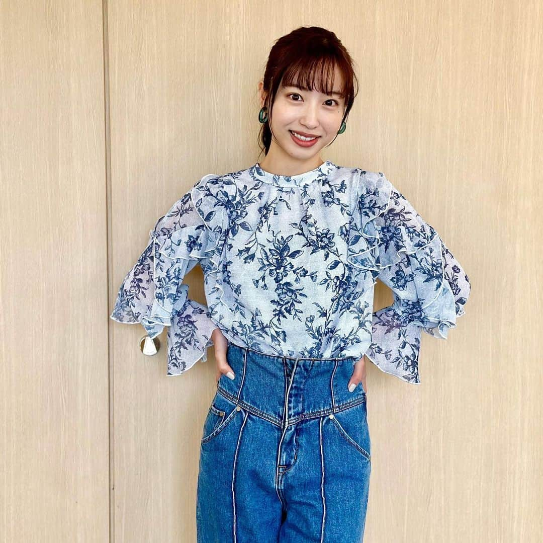 フジテレビ「めざましテレビ」さんのインスタグラム写真 - (フジテレビ「めざましテレビ」Instagram)「ファッション雑誌CanCamとコラボした お天気コーナー「きょう何着て行く？」 林佑香の毎日のコーデを紹介♪  5月9日（火）  【今日のコーデ】 ・ジャケット→ @la_boutique_bonbon_official 2万2000円 ・ブラウス→ @apuweiser_official 1万7600円 ・パンツ→ @lagunamoon_com 1万4300円 ・靴→ @kanematsu_official 2万5300円  ・イヤリング→ @abiste_official 2100円  【コーデのポイント】 デニムの種類が豊富な今シーズン🍋細いプリーツが入るなど、 きれいめテンションではけるものが大充実🔅花柄ブラウス×ツイードジャケットの華やかなコンビに合わせると、ちょうどいいカジュアルダウンを叶えてくれる🔔  #めざましテレビ #きょう何着て行く？ #林佑香 #今日のコーデ #コーデ #CanCam #今日のファッション#ootd #きょう何着て行く？は月〜金朝6時22分ごろ放送📺 #ゆかちゃん #きれいめコーデ #きれいめカジュアル #大人コーデ #春コーデ #オフィスカジュアル #上品コーデ #アナウンサー衣装」5月9日 16時53分 - mezamashi.tv