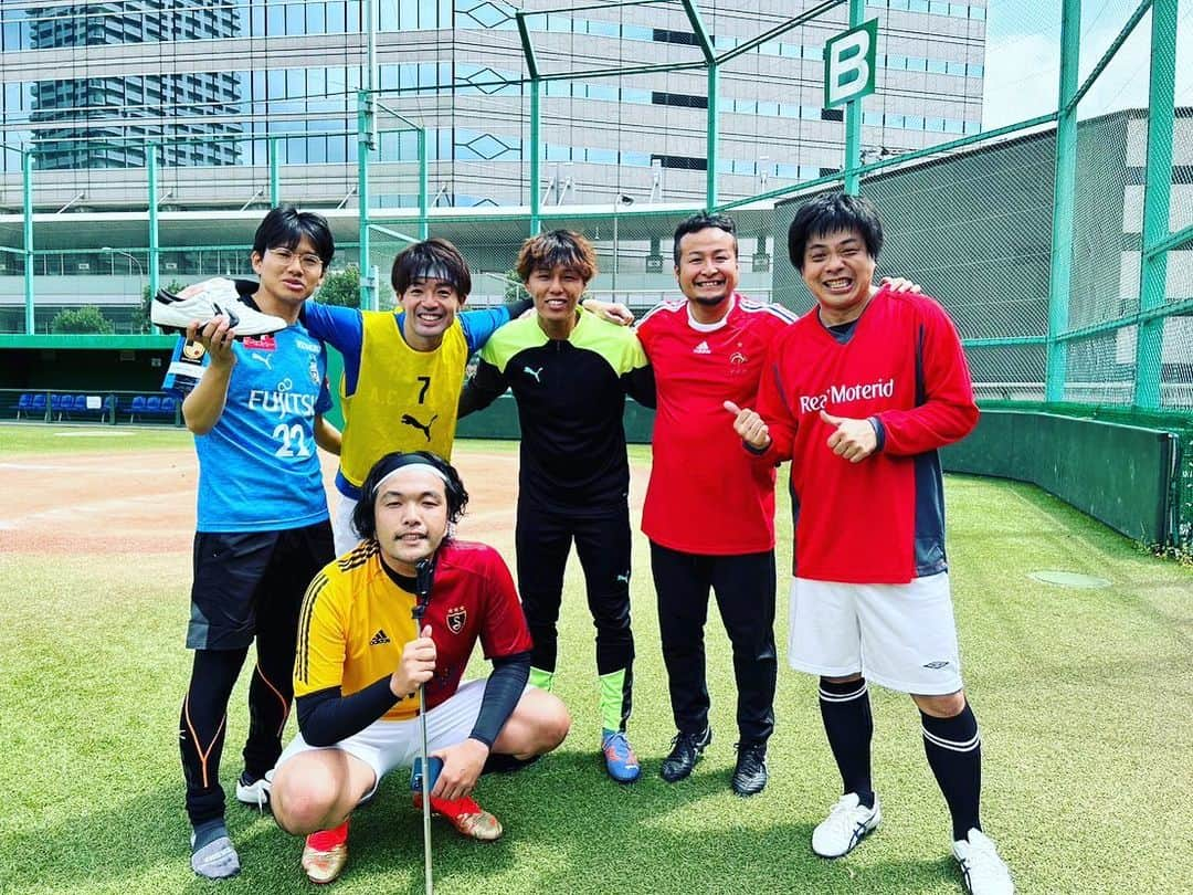 石山大輔さんのインスタグラム写真 - (石山大輔Instagram)「サッカー少年の夢⚽️  Ｊリーガーと一緒にサッカーをすること！  #大久保嘉人  さんと2DAYSでした。　初日は愛知県豊川市でのトークショーで。 #sportsauthority  その日には内緒にされていたらしく。  次の日、まさかの#もりちゃんずユナイテッド の練習で再会。  前日に相方と『大久保さん、普通に控室で喋ってるけど凄いことよね？？』夢みたいやぞと話していたのにまさかの2DAYS。  順番的にイングランドシュート対決みたいになってしまったけど、この日はすこぶる調子も良くてですね、シュート決まりまくりました。  J1最多特典記録保持者らしいスピードと、最後までスライディングで止めに来る歴代最多イエローカード数の大久保さんのプレイを目に焼き付けました。　また一緒に是非サッカーしましょう！  そして、息子と大ファンの#lisem  シゲくん！  まあ、当たり前だけど上手くて強い。　というより絶対的な安心感ある。　チームにいたら本当に助かる存在。ほんで喋ったら優しくてかっこええんかい！！　  そりゃ人気です。引き続き#winnersの活躍楽しみにしております。　 今月は仕事の大半がサッカーなんちゃうか？と言われるほどサッカーばかり。　次の更新もおそらくサッカー⚽️ 　 これで良いのかは神のみぞ知る。  いつか吉本でサッカーイベントかましましょう！  #もりちゃんずユナイテッド  #みんなコンディション上がってる #スマイラーズが練習試合感覚で来ている #winners もいつか共演したいな #忙しい売れっ子芸人も練習に来るチーム #お笑いもやけどサッカーも好き #東京でサッカー芸人チームを盛り上げよう #ダンソン #バンビーノ #芸人」5月9日 16時54分 - daisukecccc