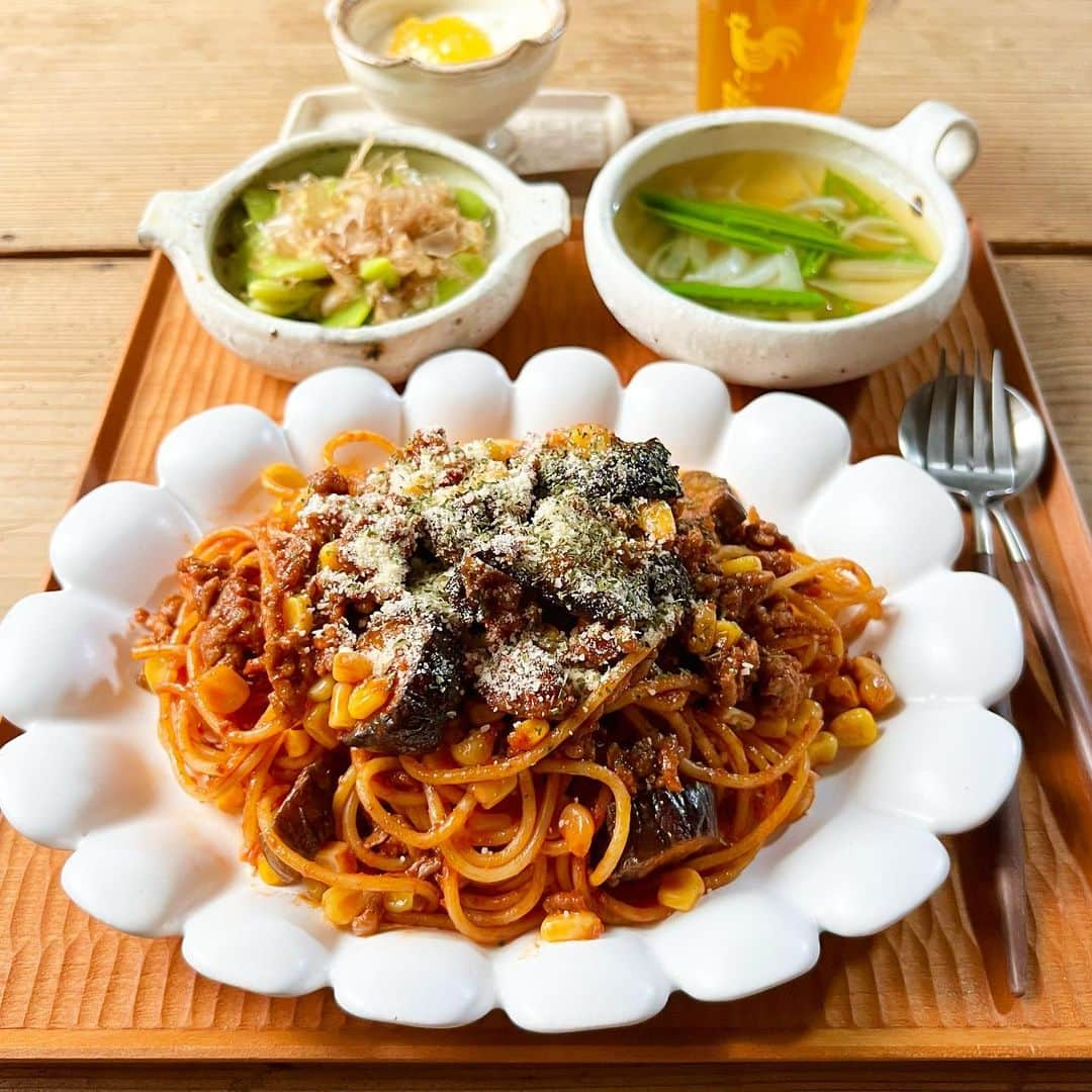 ひろσ(´～｀*)のインスタグラム：「☆ 🍴なすのミートパスタ 🍴そら豆とチーズのおかかあえ 🍴スナップえんどうと新玉ねぎのスープ 🍴ヨーグルト ． ． 新玉ねぎやスナップえんどう、そら豆が 収穫できるようになってきました☺️ 毎日何かしらあるので いろいろ作ってみますが 私は茹でたてのスナップと そら豆をそのまま食べるのが 一番好き😂 ． ． パスタは具を炒めて 茹でたパスタと ケチャップ、ソースで ナポリタンみたいに 味付けただけの簡単調理🍳 すぐできて ボリュームもあっておいしい 思い出しては食べたくなる味です🥰 ． ． ・・・・・・・・・・・・・・・・ #晩御飯#ばんごはん #晩ごはん#夜ご飯 #夜ごはん#よるごはん#常備菜#作り置き #つくりおき#ごはん#おうちごはん#手作りごはん#マカロニメイト#てづくりごはん365##からだにやさしいごはん #体に優しいごはん#うつわ好き#器好きな人とつながりたい #japanesefood #おうちカフェ#パスタ#パスタ好き #かんたんごはん #簡単料理 #毎日ごはん#毎日ご飯#村上直子ぬ」