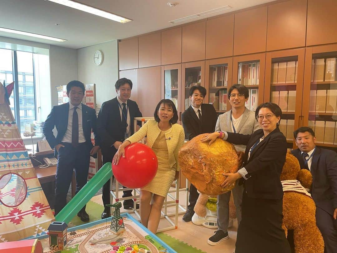 伊藤孝恵さんのインスタグラム写真 - (伊藤孝恵Instagram)「【超党派の意味とか意義とか】  『政治へのモヤモヤ』『未来のモヤモヤ』..山梨県内の若手議員、若手経営者で作った『シンヤマナシ』。  ようやく今月から稼働。メンバーで、超党派の議連で大活躍されている伊藤たかえ代議士と面会させていただきました。参議院会館のご自身の事務所にキッズルームを作られ生で拝見でき..感動👀💦ほんっっとうにパワフルでおられてかつすごく細やかに義姉宮川典子についてもお気遣いをいただきました。また『何かできることはないか』と沢山質問や接点など洗い出していただきました（涙）  どうしたら良くできるか、とにかく動くしかない！んですが沢山の経験をされた伊藤代議士に今後の活動のヒントもいただき、楽しく学びある時間をいただきました。これら全て活動に還元し邁進します🤔 #伊藤たかえ  #伊藤たかえ参議院議員  #女性議員　#地方議員　#若手議員 #参議院議員　#山梨県　#山梨市　#山梨　#多様性は力だ」5月9日 16時54分 - itotakae