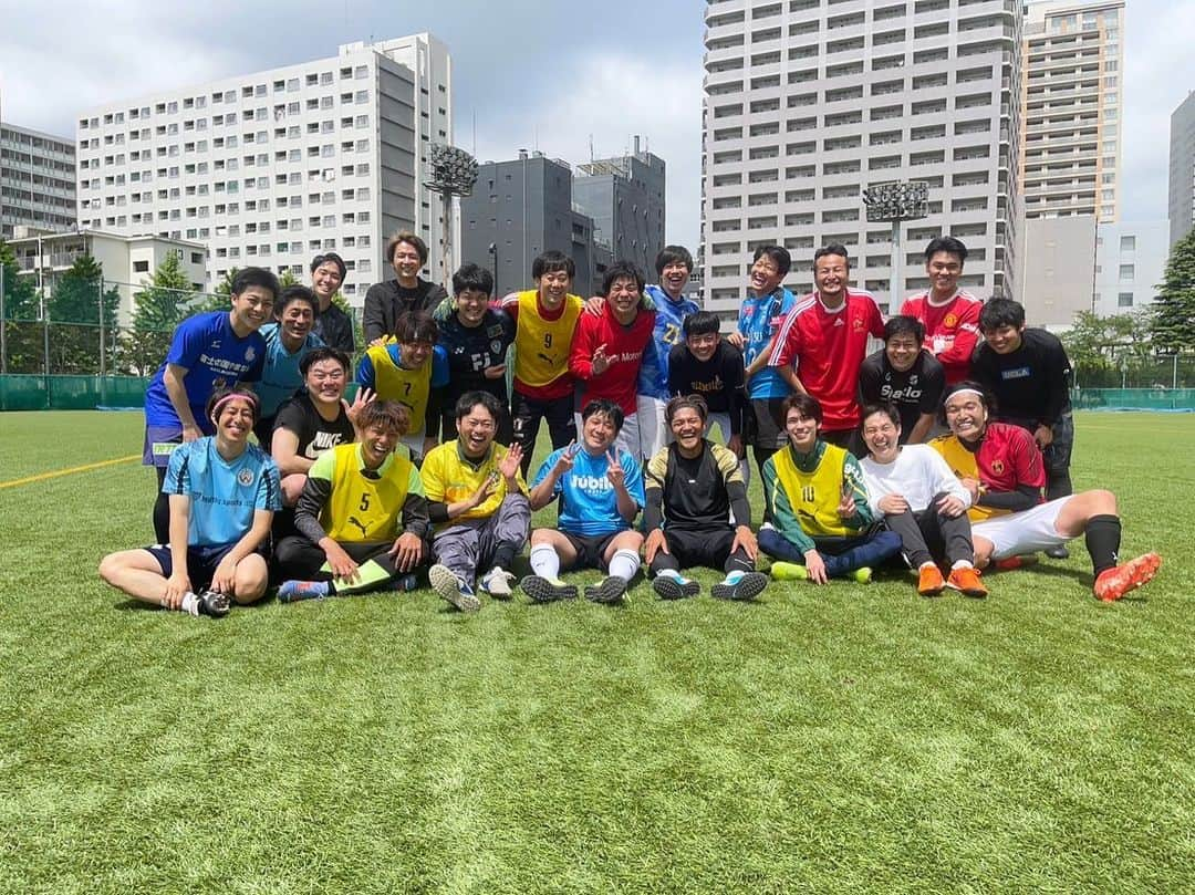 石山大輔のインスタグラム：「サッカー少年の夢⚽️  Ｊリーガーと一緒にサッカーをすること！  #大久保嘉人  さんと2DAYSでした。　初日は愛知県豊川市でのトークショーで。 #sportsauthority  その日には内緒にされていたらしく。  次の日、まさかの#もりちゃんずユナイテッド の練習で再会。  前日に相方と『大久保さん、普通に控室で喋ってるけど凄いことよね？？』夢みたいやぞと話していたのにまさかの2DAYS。  順番的にイングランドシュート対決みたいになってしまったけど、この日はすこぶる調子も良くてですね、シュート決まりまくりました。  J1最多特典記録保持者らしいスピードと、最後までスライディングで止めに来る歴代最多イエローカード数の大久保さんのプレイを目に焼き付けました。　また一緒に是非サッカーしましょう！  そして、息子と大ファンの#lisem  シゲくん！  まあ、当たり前だけど上手くて強い。　というより絶対的な安心感ある。　チームにいたら本当に助かる存在。ほんで喋ったら優しくてかっこええんかい！！　  そりゃ人気です。引き続き#winnersの活躍楽しみにしております。　 今月は仕事の大半がサッカーなんちゃうか？と言われるほどサッカーばかり。　次の更新もおそらくサッカー⚽️ 　 これで良いのかは神のみぞ知る。  いつか吉本でサッカーイベントかましましょう！  #もりちゃんずユナイテッド  #みんなコンディション上がってる #スマイラーズが練習試合感覚で来ている #winners もいつか共演したいな #忙しい売れっ子芸人も練習に来るチーム #お笑いもやけどサッカーも好き #東京でサッカー芸人チームを盛り上げよう #ダンソン #バンビーノ #芸人」