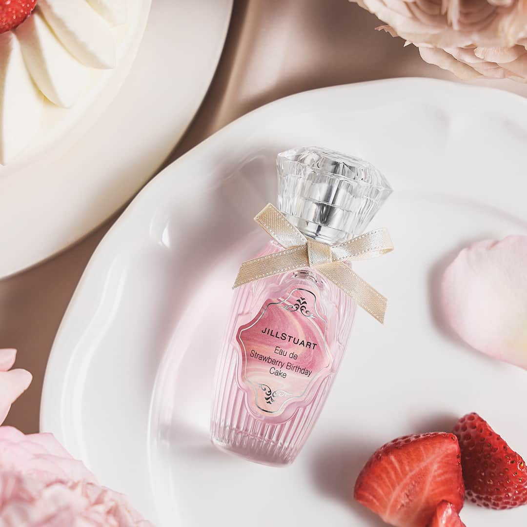 JILLSTUART BEAUTYのインスタグラム：「JILL STUART The Sweetest Birthday Wishes Limited Items 〜Eau de Strawberry Birthday Cake 〜 5月19日(金)より発売《予約受付中》  ■オード  ストロベリーバースデーケーキ (20mL) まろやかなクリームともぎたていちごで、 幸せに包まれる。 ストロベリーショートケーキを 表現したオードトワレ。  〜大山氏よりコメント〜 ジルスチュアート　オード　ストロベリーバースデーケーキは、ストロベリーショートケーキの甘酸っぱい果実感やクリーミィなミルクの風味など、いくつもの香りが複雑に重なり合い、奥行きを感じることができます。 少し甘くやわらかい、かわいらしく纏いやすい香りに仕上がっていると思います。  ラベルと箱は、甘いクリームが混ざる様子をマーブリングで表現して、特別な一日を演出します。  ※公式オンラインショップでは予約完売している場合がございます。 5月19日(金)の発売をお待ちください。  #jillstuart #jillstuartbeauty #ジルスチュアート #patisserieease #パティスリーイーズ #ease #イーズ #大山恵介 #オードトワレ #香水 #バースデーケーキ #ケーキ #ストロベリーショートケーキ #ストロベリー #いちご #苺 #ギフト」