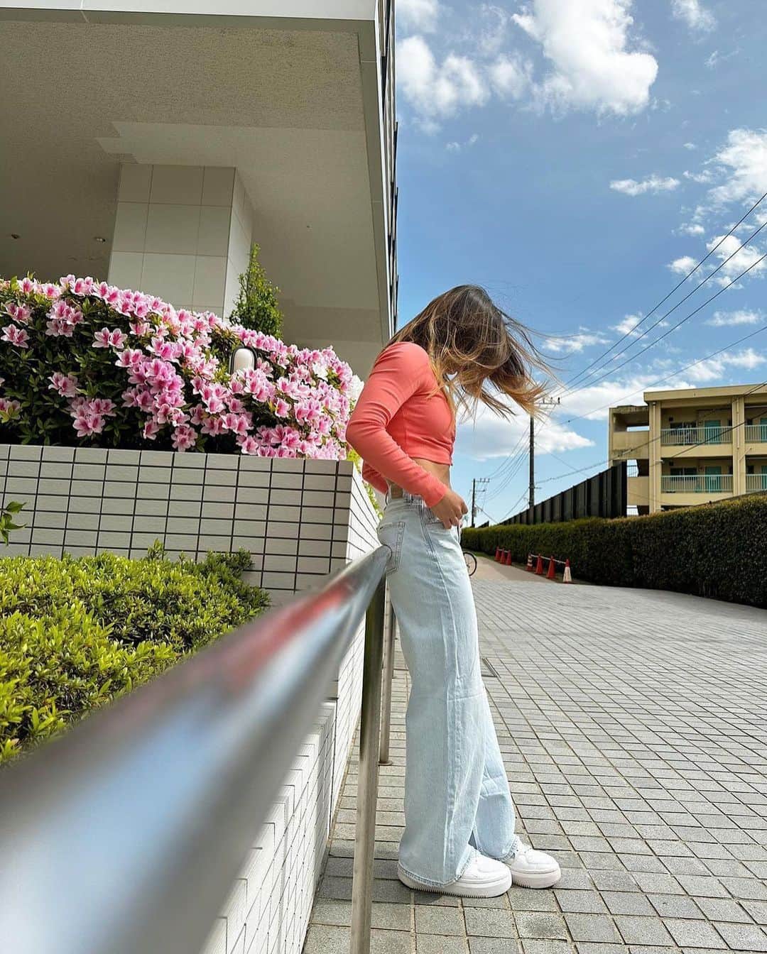 アメリカンイーグルのインスタグラム：「AEと一緒に大自然を探索しよう🌳  草原や花畑への旅に向けて、 @wolfearlytska はオーバーサイズのジーンズとブラウスを組み合わせて快適でスタイリッシュなスタイルに🤩  快適でトレンディな#AEJeans を着て、自然の美しさを楽しもう💁🏻‍♀️  #アメリカンイーグル #MakeAMove #americaneaglejp #AEJeans #アメリカンイーグルジーンズ #デニム #ジーンズ #AEコーデ #柔軟性と快適さ #オーバーサイズ」