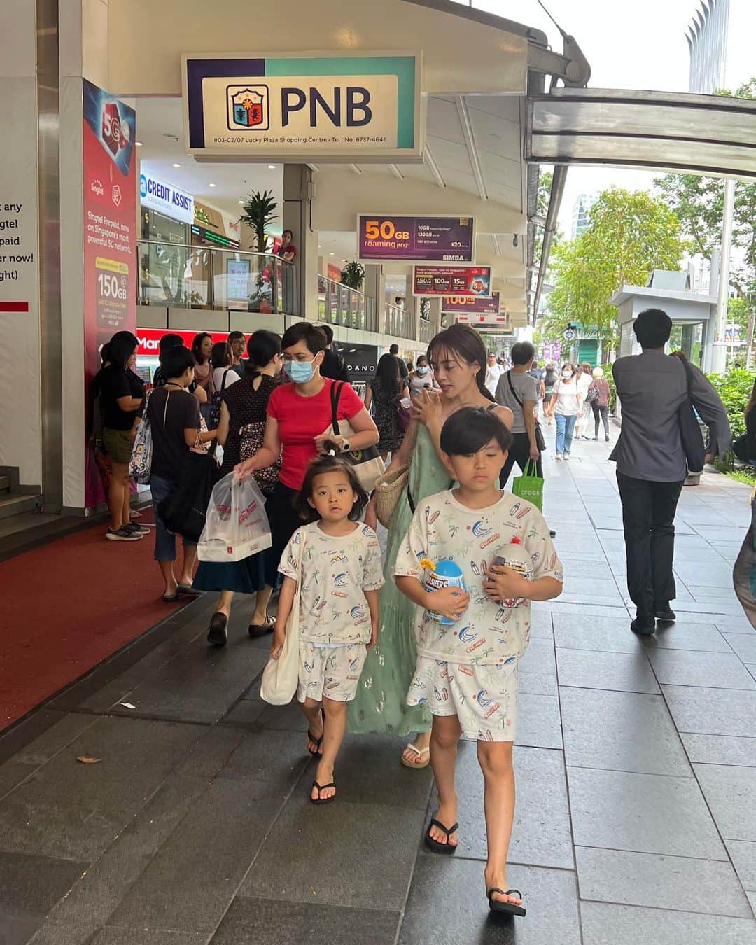 春名亜美さんのインスタグラム写真 - (春名亜美Instagram)「楽しみにしていたシンガポールでのショッピングは…  ほとんど出来なかった😇  年々私のショッピングの時間が削られてる気がする😇😇  とゆーか、シンガポールは子供が楽しめるアクティビティが沢山で、朝から晩まで子供達の遊びがとにかく忙しい😂 水族館に、ユニバーサルスタジオに、リバーサファリに、動物園に、ナイトサファリに、プールに、ホテルの室内遊び場に…  子供達にとってはもうパラダイスだったはず😌  @vivocitysingapore では、 @cottononkids と @bathandbodyworks_sg で秒でお買い物。(写真9枚目)  @paragon.sg では @seedheritage というオーストラリアの子供服のお店がすごくタイプだった❤️ というか、このお店とトイザラスしか見てない😃  どちらのショッピングモールも1日過ごせる広さと店舗の多さでした💫  やっぱり海外の子供服見てる時が1番テンション上がる😆  長男がだんだん "子供服" のサイズじゃなくなってきたのが悲しいな🥲  #paragon #paragonsg #vivocity #cottonon #cottononkids #bathandbodyworks #seedheritage #シンガポール #ll_旅記録 #シンガポール旅行 #子連れシンガポール #子連れ旅行 #オーチャードロード #orchardroad #singapore」5月9日 17時01分 - amiharunaami