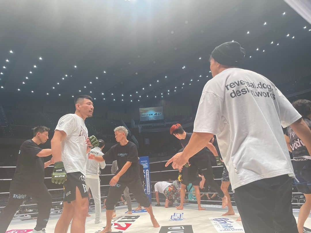 宮田和幸さんのインスタグラム写真 - (宮田和幸Instagram)「RIZIN42は4人出場して全敗でした。 RIZINは国内最高峰で対戦相手のレベルが上がるから仕方ない部分もあるけど…。 この悔しさを糧にして這い上がろう！ ジョジュがアメリカの忘れ物を届けてくれたのは嬉しかったです #rizin #rizin42 #mma #bravegym」5月9日 17時01分 - miyata.hercules