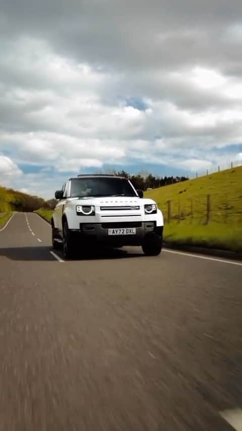 ダニエル・オズボーンのインスタグラム：「TODAY IS THE DAY!! 🙌🏼😍 One of you will win this beautiful Land Rover Defender or £60,000 tax free cash!! 🤯 there are instant wins on this competition too 🙌🏼 Only £3.99 to enter & it could be yours! You must be entered by 8.30pm, live draw is on our Facebook page: prizeparadise1 at 9pm. You gotta be in it to win it 🙌🏼 good luck guys 💙 Link is in my bio or head to www.prizeparadise.co.uk to enter! 🎫 #ad (my own company) lots of other competitions being drawn tonight too 🙌🏼」