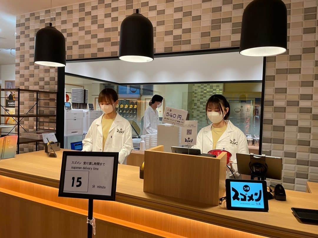 新横浜ラーメン博物館(ramen museum)のインスタグラム：「ラー博スゴメンラボ👩‍🔬  ラー博オリジナルのパッケージを選んで蓋にする事が出来ます👍👀  他にもご自身のお写真で作る蓋も出来ちゃいます👏🏻💗  #スゴメンラボ #ラー博スゴメンラボ #オリジナルカップラーメン #凄麺 #ラー博 #ラーメン博物館 #ラーメン #ラーメン部 #昭和レトロ #ramen #ramenlover #ramenmuseum #rahakusugomenlabo #ramen🍜」