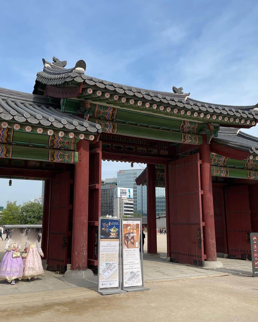 小日向しえさんのインスタグラム写真 - (小日向しえInstagram)「①曹渓寺 仁寺洞からホテルへの帰り道、 地図アプリがフリーズしたけどホテルの部屋から曹渓寺が見えていたので発見した時は『ここからホテル近い、絶対😭😭😭戻れる！』とホッとしたり、鮮やかなな提灯に圧倒されたり…  ②曹渓寺ホテルの部屋から👀 上からview📸夜はこんなにキレイなのです✨  ③景福宮 レンタル韓服でお散歩する女の子達がかわいかった🥰 中3に『着る？』って聞いたら『着ない』って即答されましたよ！  ちなみにこの日はお天気が良くて、明洞から一回ホテルに戻って休憩してから歩いて景福宮まで行きました🚶🏻‍♂️🚶🏻‍♀️ 地図アプリはフリーズしたので、とにかく地図のスクショを頼りに途中途中でお巡りさんに道を聞いたりしつつ…到着した時には安堵やら疲労やら…😵‍💫笑 何しろめちゃくちゃ歩いた！  #韓国旅行 #景福宮 #曹渓寺 #경복궁  #조계사」5月9日 8時17分 - sie_kohinata