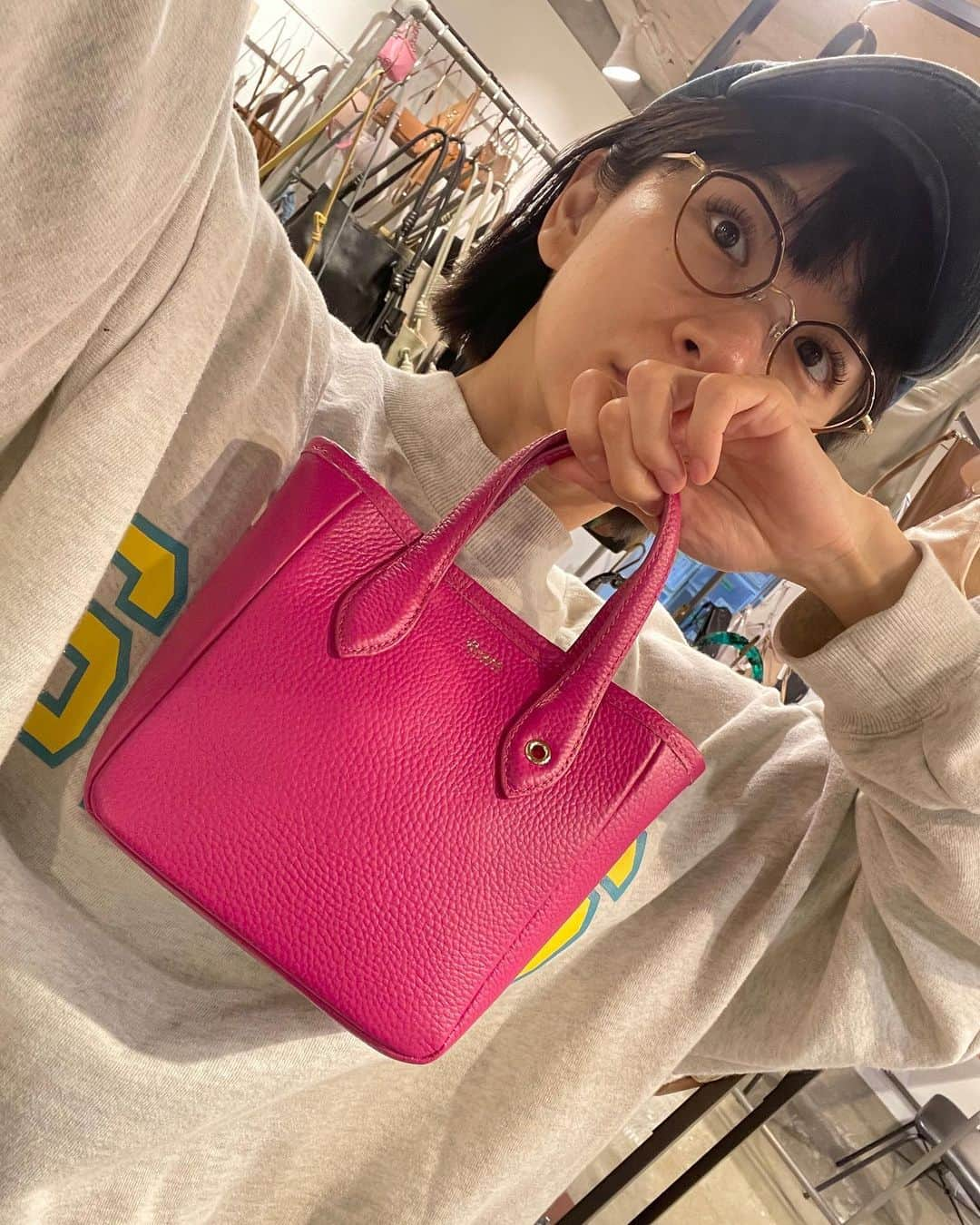 時東ぁみさんのインスタグラム写真 - (時東ぁみInstagram)「家にバッグは売るほどあるのに買ってしまう性。 ・ ↑共感してくれる人多いはずw  最近ハマってるバッグブランド BEAUREさん☆ ショールームまでお邪魔させていただきました☆ 可愛いのありすぎて悩みすぎて目が回りそうになったw ・ フリンジショルダーバッグ、シルバートート、スマホショルダー、お財布GET☆ ピンクのミニバッグは保留！！ まだまだ欲しいのあるから、家を整理してから考えますっ！！ ・ お手頃価格で使い勝手最強のものが多いので誕生日プレゼント、母の日プレゼント、カジュアルにもフォーマルにも持てるのでチェックしてみてね！ ・ #時東ぁみ #バッグ #bag #beaure #展示会 #ショルダーバッグ #トートバッグ #ミニバッグ #全部可愛い #オシャレ #使い勝手が良い #悩みすぎ #目が回る #お手頃価格 #プレゼント #誕生日 #母の日 #日常使い #オススメ #カジュアル #フォーマル #まだまだ #欲しい #とりあえず #我慢 w」5月9日 8時18分 - amitokito