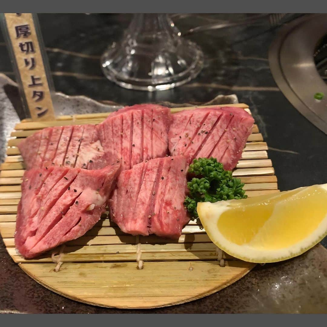 遊佐ちえみさんのインスタグラム写真 - (遊佐ちえみInstagram)「𓌉𓇋 ‎🥩🎂  📍焼肉 ひふみ 静岡県浜松市中区文丘町2-8  📞 053-488-4001  30歳になりました！！  お肉ケーキ🎂でお祝いしてもらいました☺️  浜松で贅沢に「静岡そだち」を堪能できるお店！  お店のオススメ厚切り牛タンが とっても美味しかった♥️  また行きたいお店です！！  #ひふみ #焼肉ひふみ #静岡そだち #ブランド牛 #焼肉 #牛肉 #牛タン #タン好き #誕生日 #30歳 #スタート #浜松グルメ #浜松焼肉 #浜松ディナー #海の湖HAMANAジェンヌ #visit浜名湖」5月9日 20時45分 - yusa_cgram