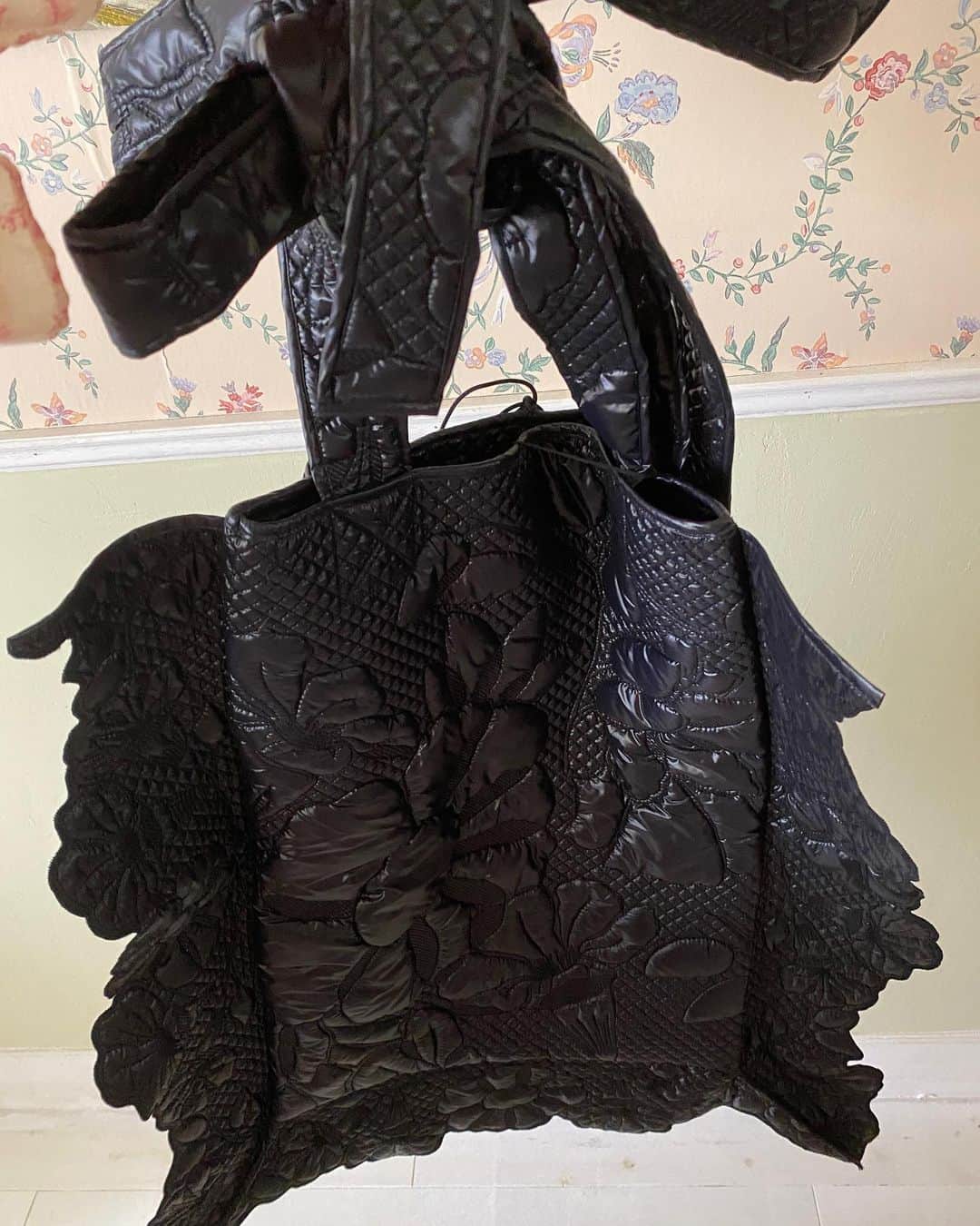 小藪奈央さんのインスタグラム写真 - (小藪奈央Instagram)「. Personal orderしてた @ceciliebahnsen が届いたよ。 好きなオープンバッグの長袖。今回は水色にしました。 バッグは枕みたいな、キルティングの大きいトート。珍しく黒にしてみたけどどうだろう💭」5月9日 8時25分 - nao_now