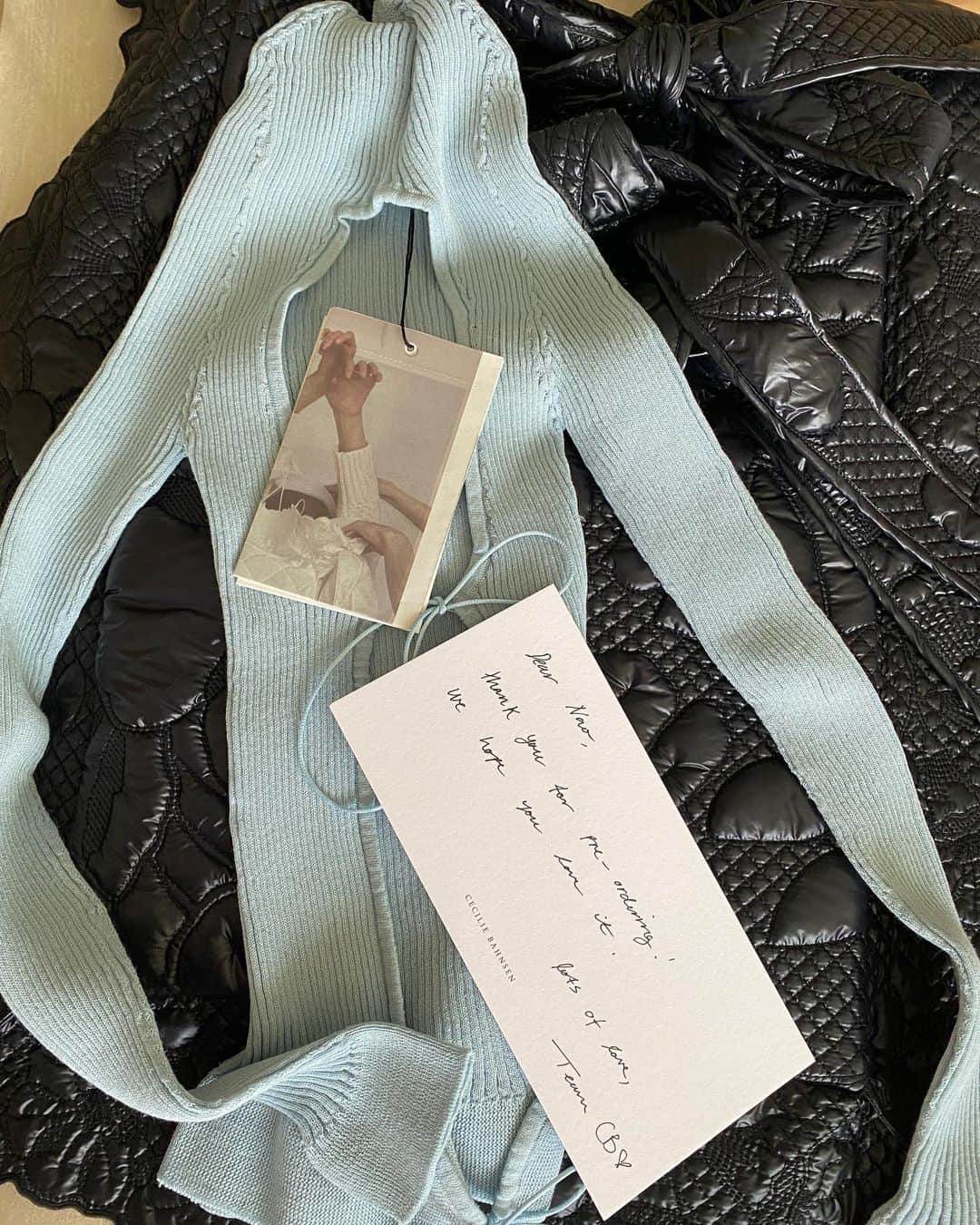 小藪奈央さんのインスタグラム写真 - (小藪奈央Instagram)「. Personal orderしてた @ceciliebahnsen が届いたよ。 好きなオープンバッグの長袖。今回は水色にしました。 バッグは枕みたいな、キルティングの大きいトート。珍しく黒にしてみたけどどうだろう💭」5月9日 8時25分 - nao_now