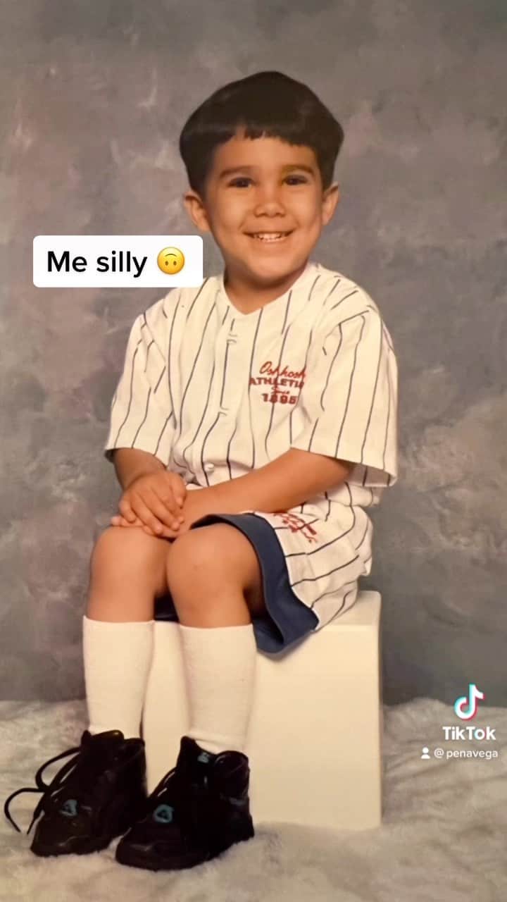 アレクサ・ヴェガのインスタグラム：「Wish I knew you as a kid 😜 #marriedlife」