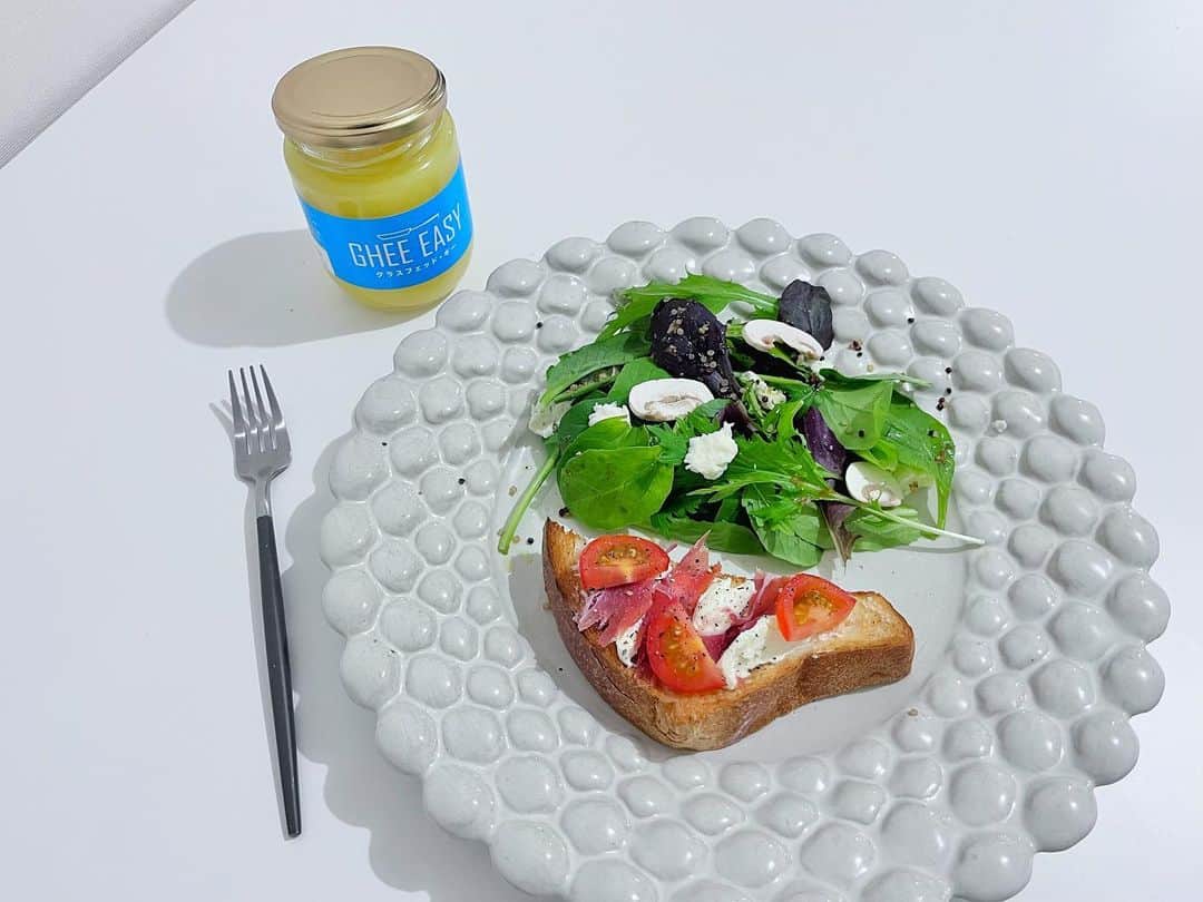 のインスタグラム：「いつかのトーストランチ🍽 #ghee はコーヒーに入れたりもしてたけど、やはりトーストが🤤  今アレルギー反応中で、顔の至る所ににプツプツが😭 早く治って。 #米粉パン #ギー #ghee #おうちご飯 #ブランチ #オーガニック野菜ソムリエ」