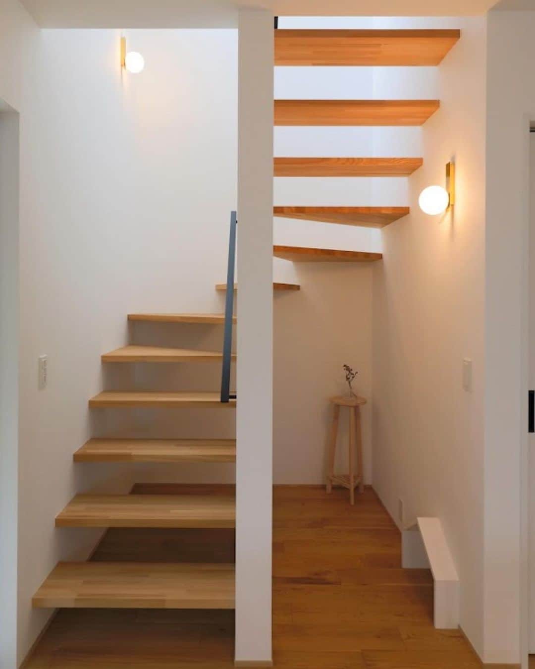 ナガタ建設さんのインスタグラム写真 - (ナガタ建設Instagram)「福岡県太宰府市にあるナガタ建設のながたのいえ。 木階段や鉄骨階段、 階段下には収納をしたり、 ヌックでまったりしたり、 階段は吹き抜けになる場所、 デザインと明るさを確保してくれる 大事な場所です。  #階段 #階段下収納  #鉄骨階段 #スケルトン階段 #階段手すり #ヌック  ☞@nagatanoie フォローやいいね！して頂けると凄く喜びます😁 ・ ｰｰｰｰｰｰｰｰｰｰｰｰｰｰｰｰｰｰｰｰｰｰｰｰｰｰｰｰｰｰ #施工事例  他の写真はこちら...☞@nagatanoie ｰｰｰｰｰｰｰｰｰｰｰｰｰｰｰｰｰｰｰｰｰｰｰｰｰｰｰｰｰｰ ・ #ナガタ建設 は#福岡 県#太宰府市 にて70年前に製材所から始めた#工務店 です🏠 ・ 『 #ながたのいえ 』 ・ #暮らし から#デザイン する#家づくり を提案する私たちの家は ・ 『太宰府でアナタらしさをきづく家』 をテーマに#新築 #注文住宅 #マイホーム  #工務店だからつくれる家 をお客様と一緒に作ります😆 ・ ながたのいえのお客様はこんな人たち ▷▷▷ #家具 好き #インテリア 好き #コーヒー好き  #かっこいい家 #おしゃれな家 好き #暮らしを楽しむ  #シンプルライフ  #家族好き ・ ※ナガタ建設では、メンテナンスのことも考慮し、施工エリアを太宰府市の本社から車で30分圏内と限定させて頂いておりますm(__)m 施工エリア外のお客様については、個別対応となりますので、ご相談下さい。 ・ #house #myhomestyle」5月9日 8時34分 - nagatanoie