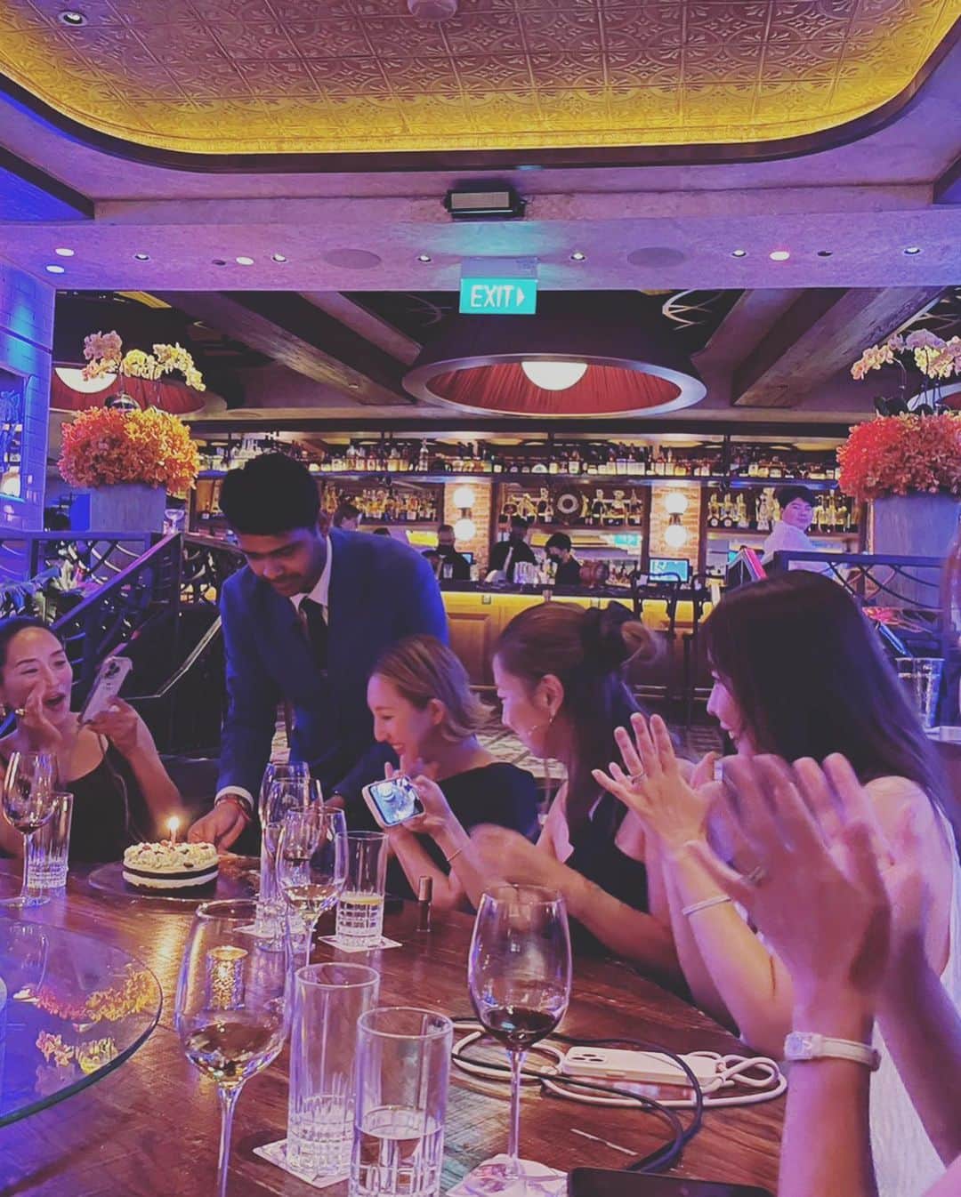 渡辺由香さんのインスタグラム写真 - (渡辺由香Instagram)「🇸🇬trip 続き  何気に初めて行った マリーナベイサンズの THE SINGPOREの夜景が一望出来るレストラン　@lavosingapore  とloof top barへ🥂 @celavisingapore  ステキな場所でみんなに サプライズでお誕生日も お祝いしてもらい幸せな旅の思い出になったよ🥹 いつメンからシンガポールで 出会えたご縁もあり、楽しい 海外でオカンの何万年ぶりな 久しぶりのnight out🥂 みんなありがとう🥹 次の日も家族達みんなで 🎂のお祝いしてくれた🥹 big love🥹💜 @meg_antoku のお陰で シンガポールが大好きな場所になりました🇸🇬 まさにアガル🤘でしたwww あー楽しかったな🥂  何気にシンガポール旅 この子供達だけで過ごした日が 1番楽しかったとか笑（シッターさんは常備いるのです）  帰ったらUSJ帰りの子供達は大爆睡、オカンも即寝w  たまにはいいね🥂  #singapore #marinabaysands  #birthdaynight #thankyou🥂」5月9日 8時46分 - yukawatanabe_hanabo