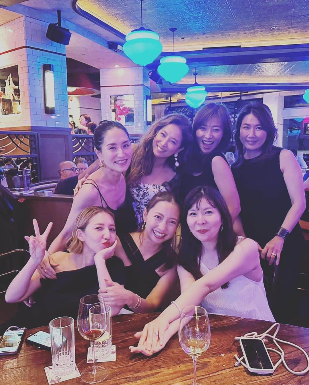 渡辺由香のインスタグラム：「🇸🇬trip 続き  何気に初めて行った マリーナベイサンズの THE SINGPOREの夜景が一望出来るレストラン　@lavosingapore  とloof top barへ🥂 @celavisingapore  ステキな場所でみんなに サプライズでお誕生日も お祝いしてもらい幸せな旅の思い出になったよ🥹 いつメンからシンガポールで 出会えたご縁もあり、楽しい 海外でオカンの何万年ぶりな 久しぶりのnight out🥂 みんなありがとう🥹 次の日も家族達みんなで 🎂のお祝いしてくれた🥹 big love🥹💜 @meg_antoku のお陰で シンガポールが大好きな場所になりました🇸🇬 まさにアガル🤘でしたwww あー楽しかったな🥂  何気にシンガポール旅 この子供達だけで過ごした日が 1番楽しかったとか笑（シッターさんは常備いるのです）  帰ったらUSJ帰りの子供達は大爆睡、オカンも即寝w  たまにはいいね🥂  #singapore #marinabaysands  #birthdaynight #thankyou🥂」